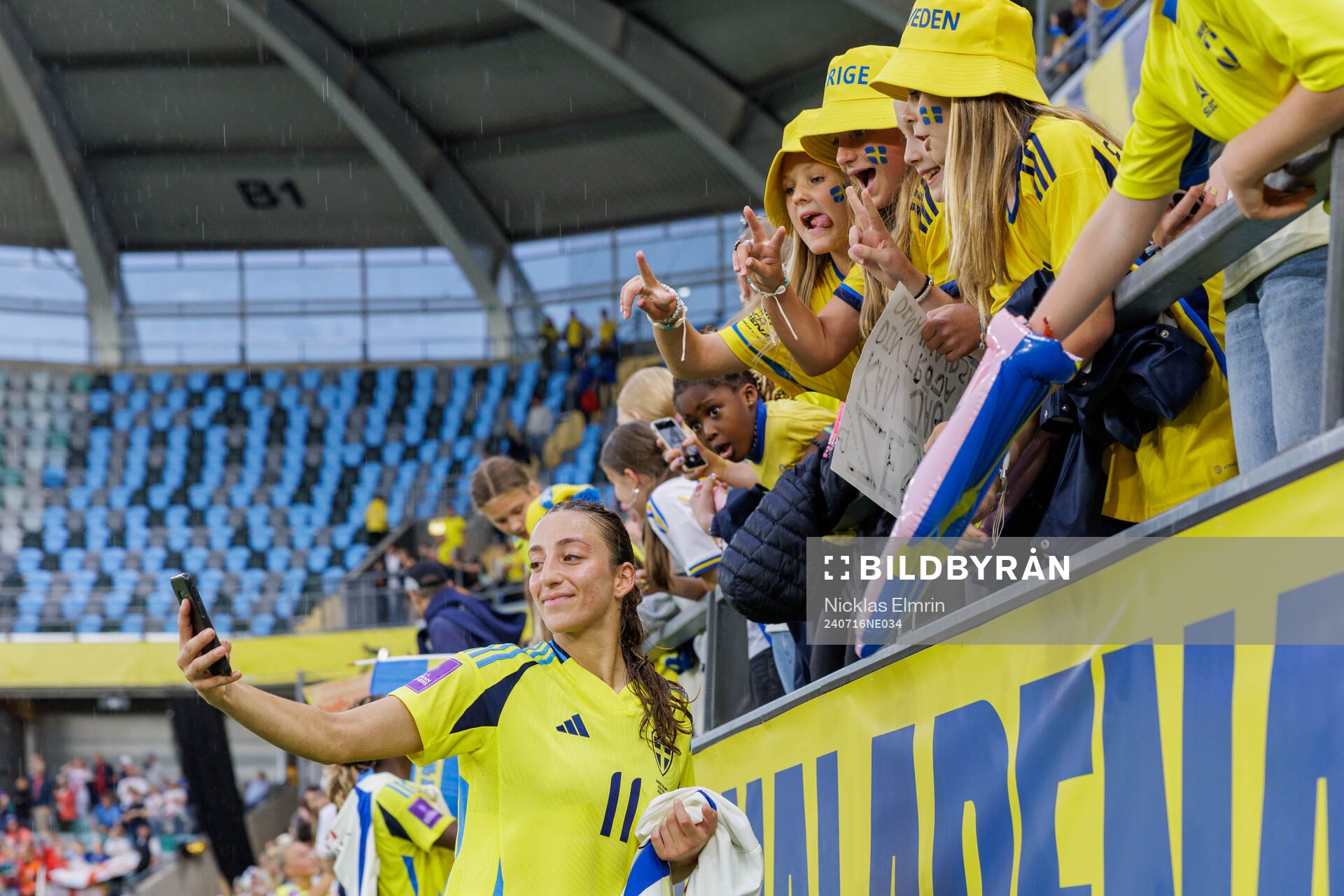 Swedens Rusul Rosa Kafaji taking a selfie with the fans