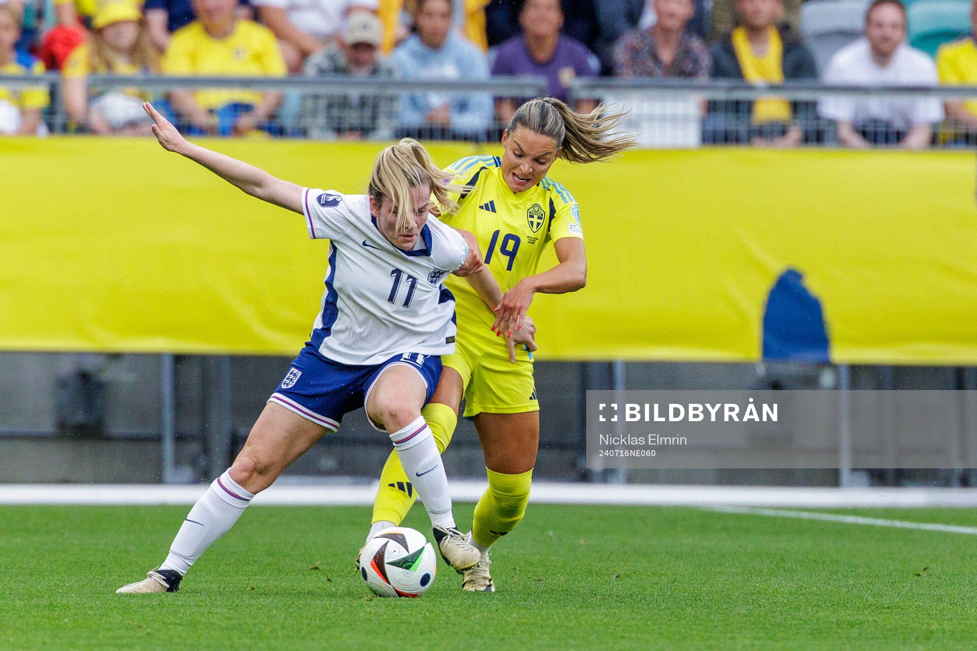 Lauren Hemp of England and Johanna Rytting Kaneryd of Sweden