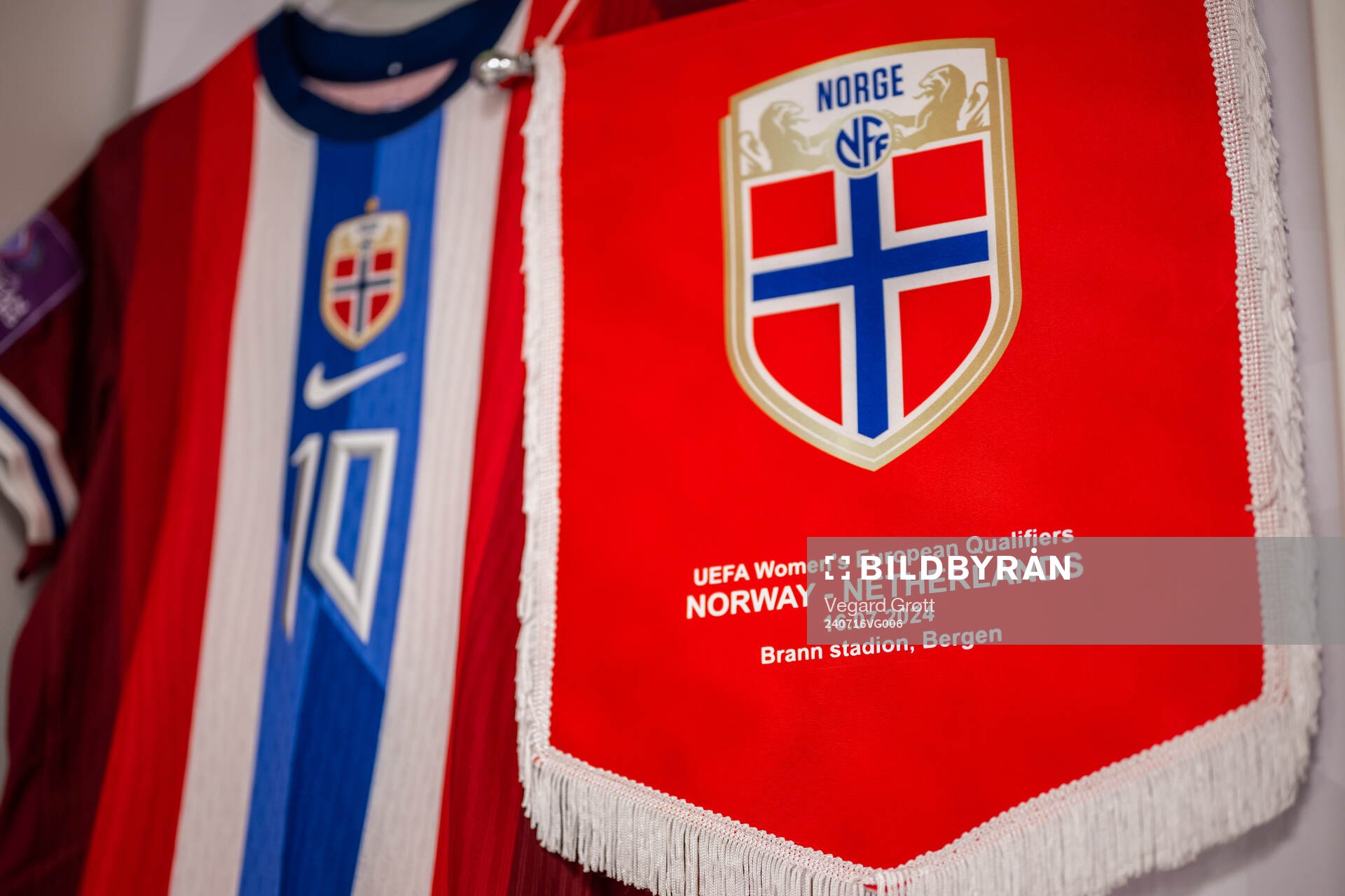 The pennant of Norway in the dressing room