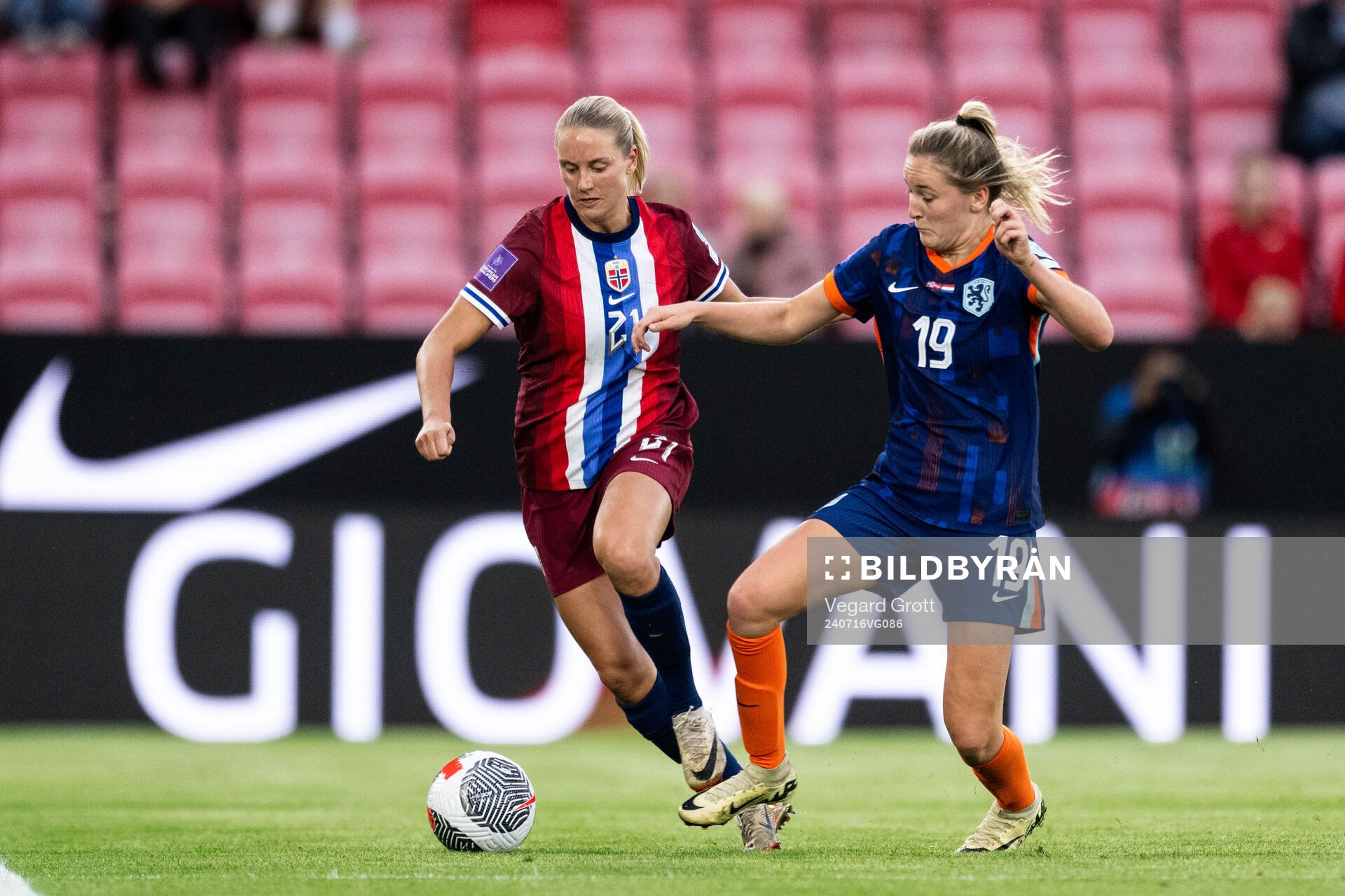 Lisa Naalsund of Norway and Wieke Kaptein of Netherlands