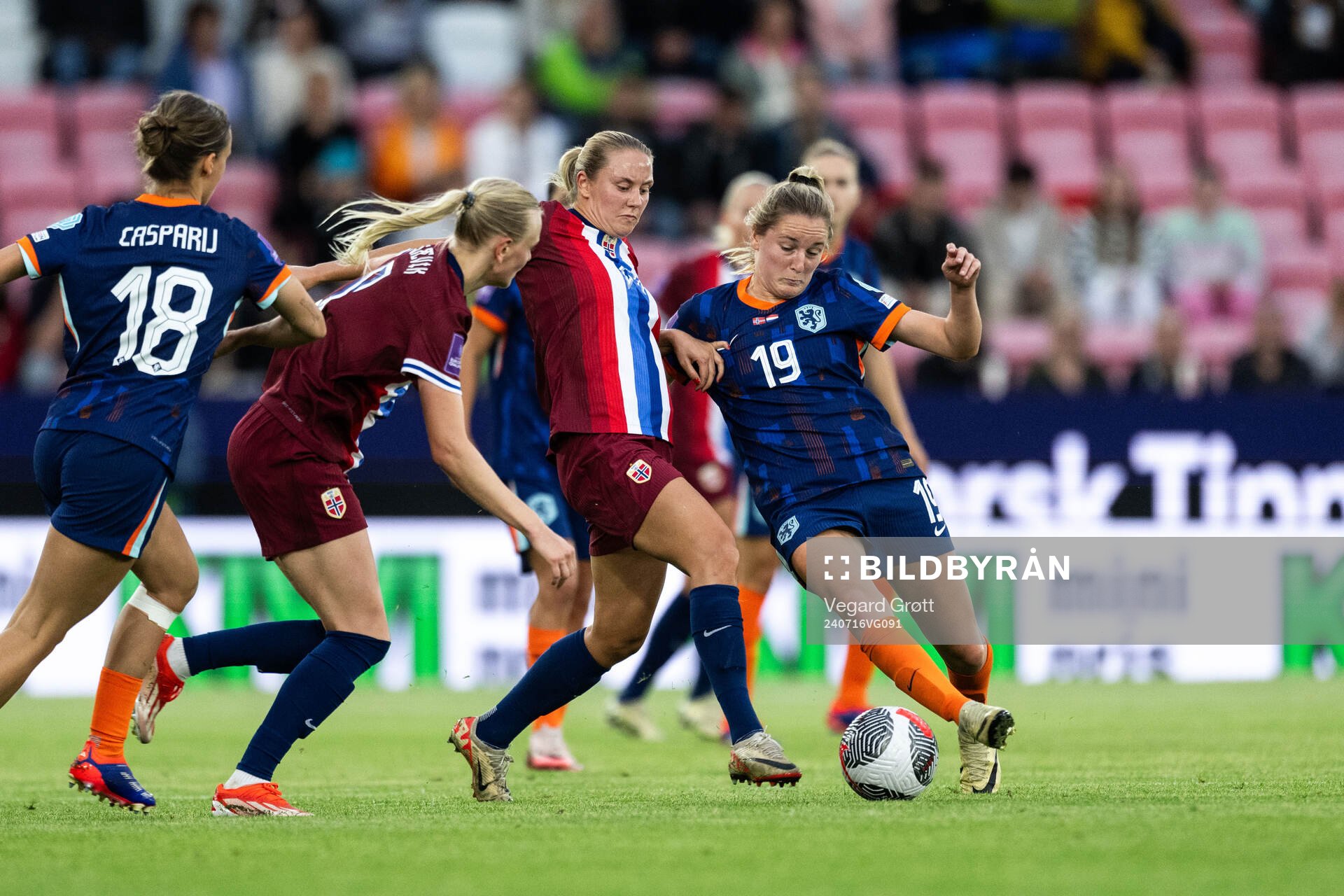 Lisa Naalsund of Norway and Wieke Kaptein of Netherlands