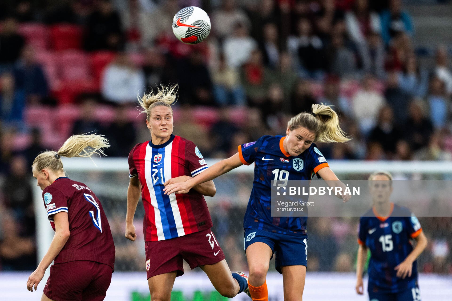 Lisa Naalsund of Norway and Wieke Kaptein of Netherlands
