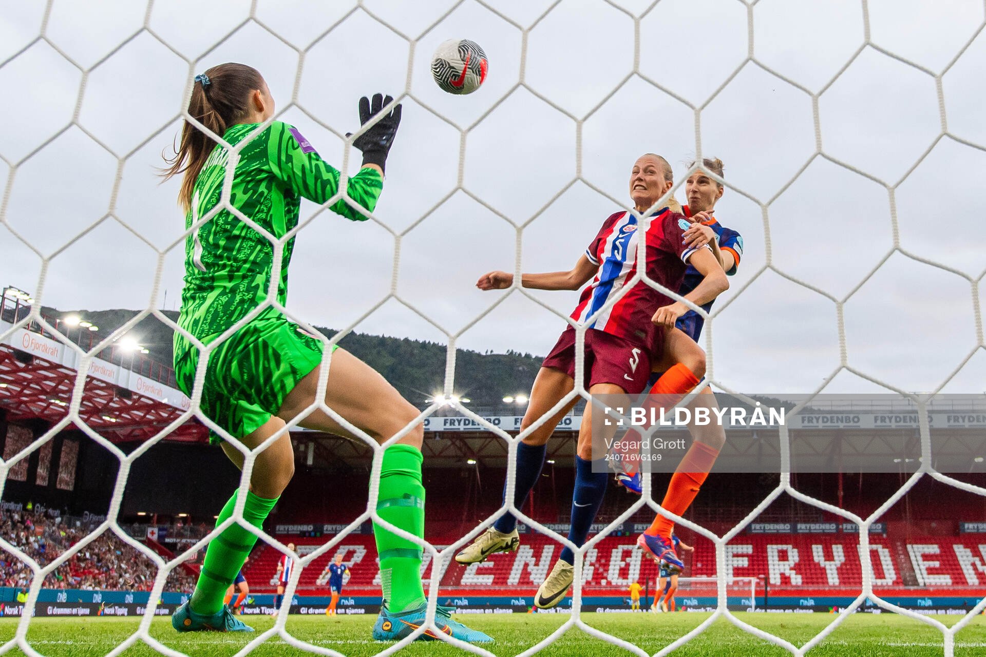 Vivianne Miedema of Netherlands scores the 1-1 goal past