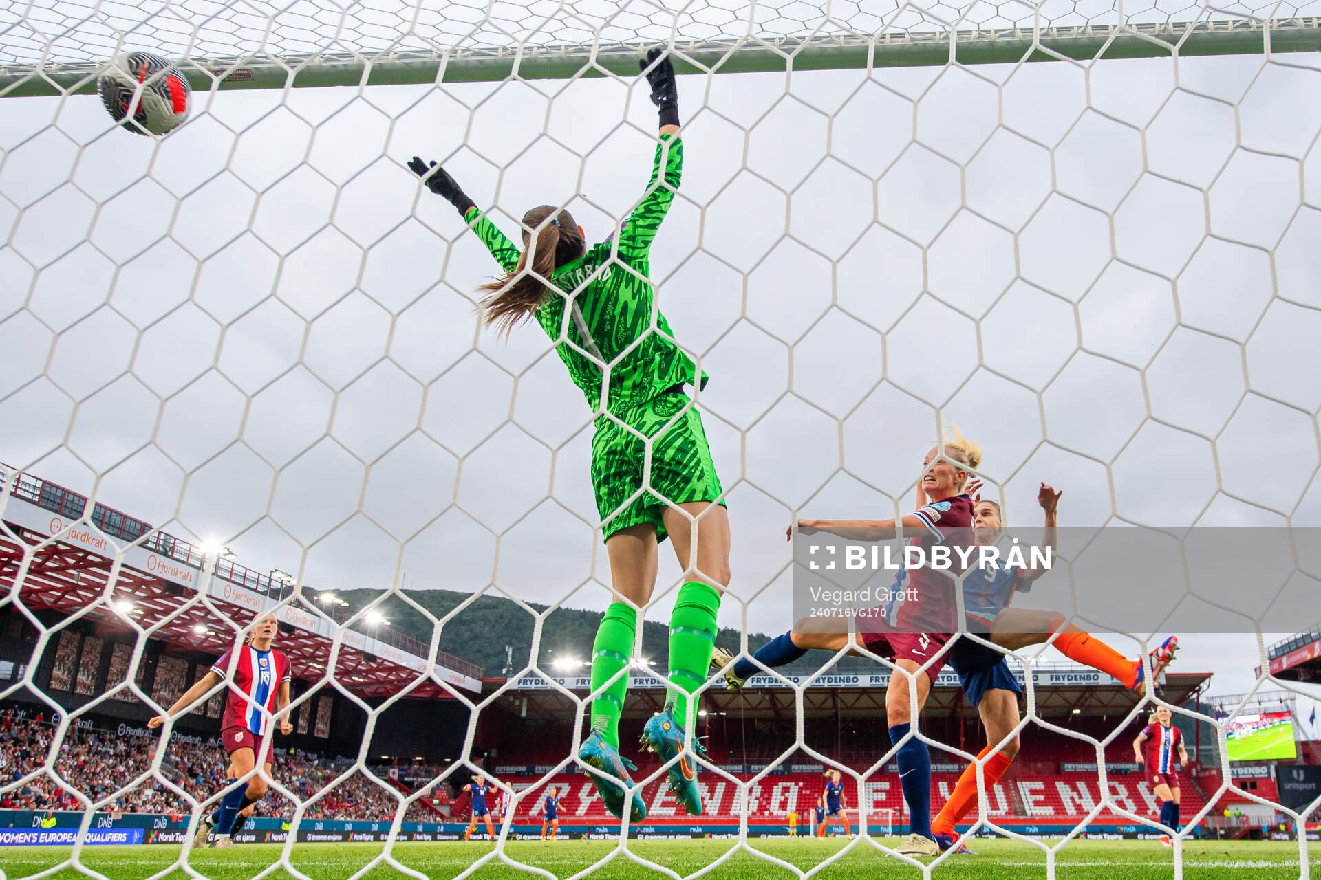 Vivianne Miedema of Netherlands scores the 1-1 goal past