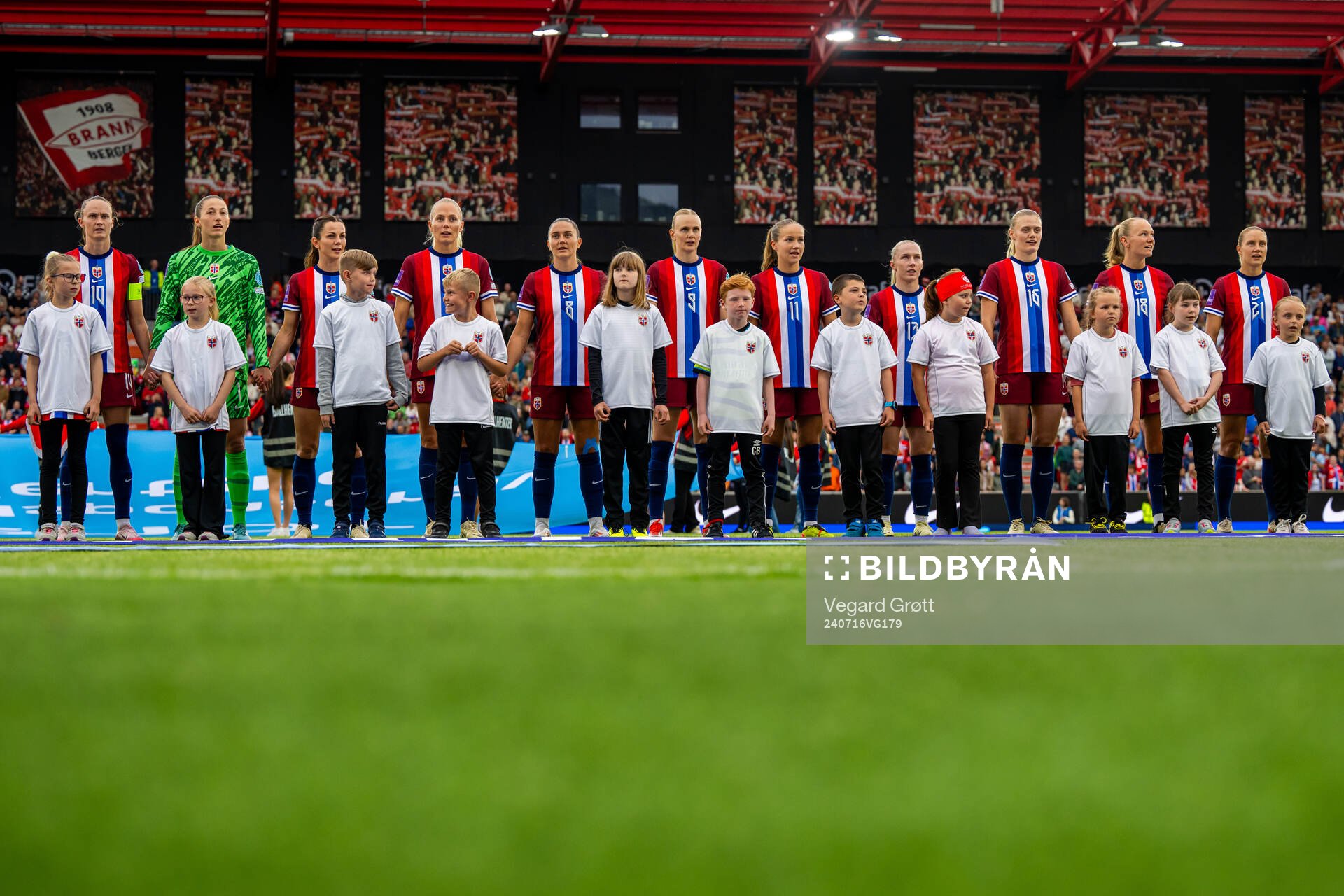 Players of Norway line up