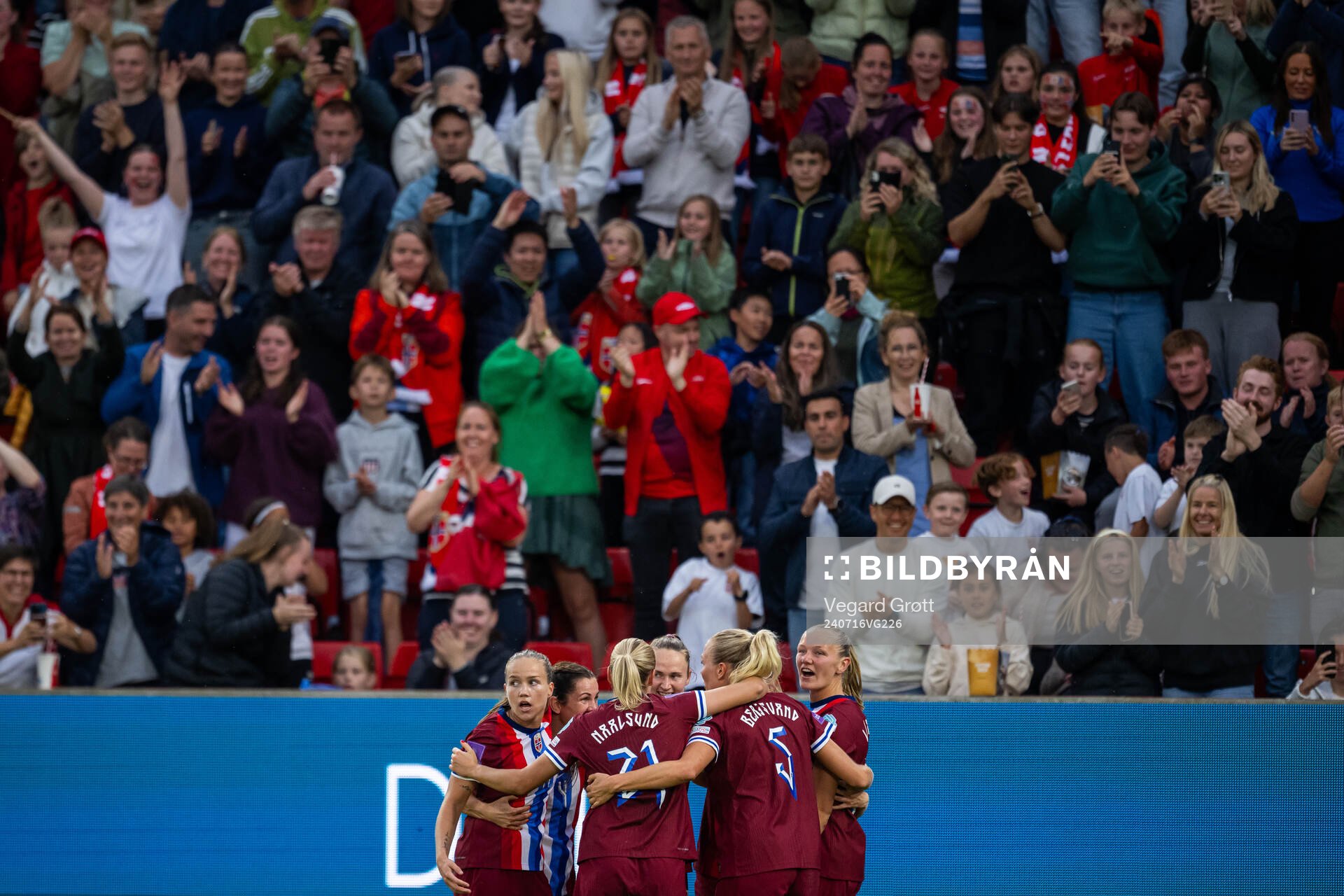 Caroline Graham Hansen of Norway celebrates with teammates