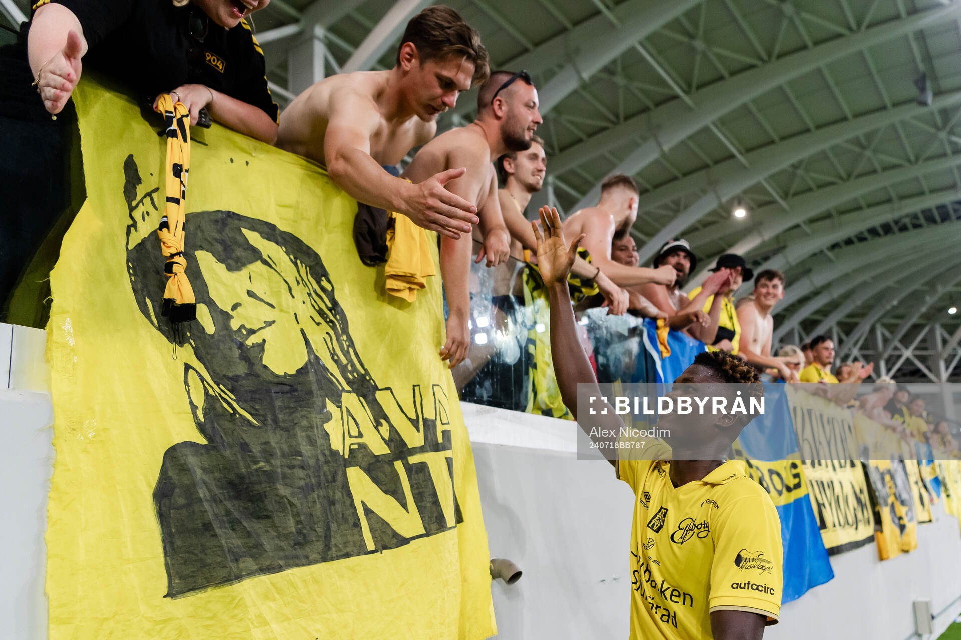 Terry Yegbe of Elfsborg celebrates with fans
