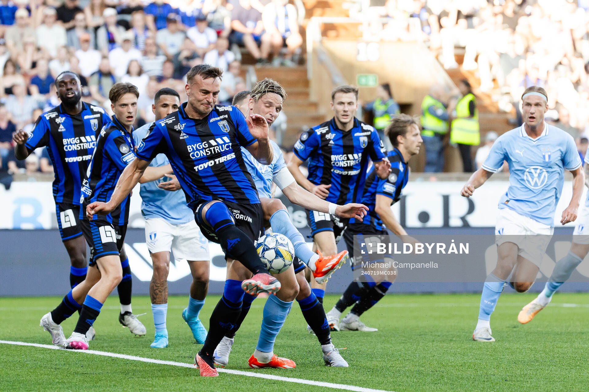 Sirius Henrik Castegren och Malmö FFs Jens Stryger Larsen