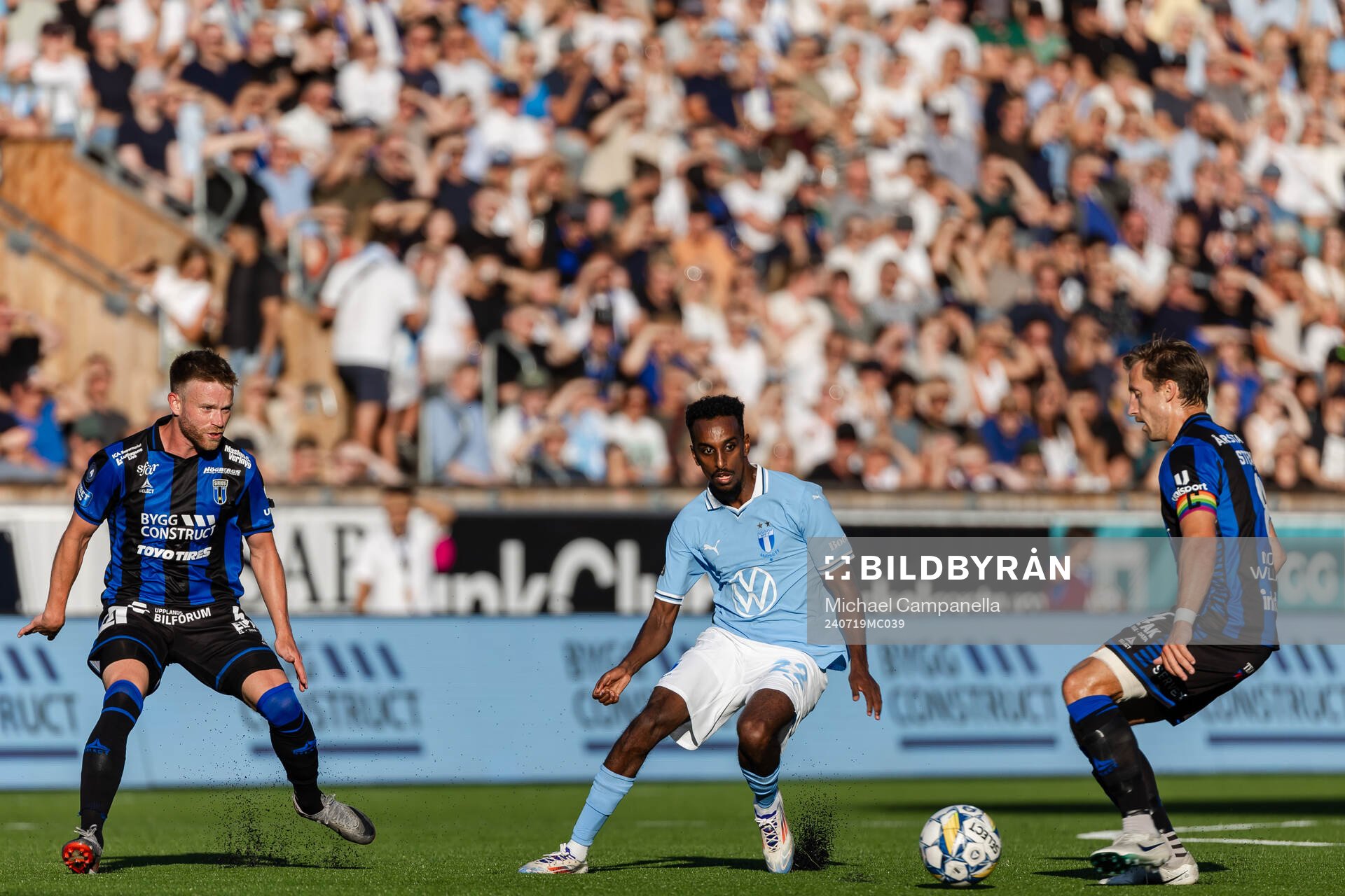Malmö FFs Taha Ali i en kamp mot Sirius Dennis Widgren och Daniel Stensson under fotbollsmatchen i Allsvenskan mellan Sirius och Malmö FF den 19 juli 2024 i Uppsala. 