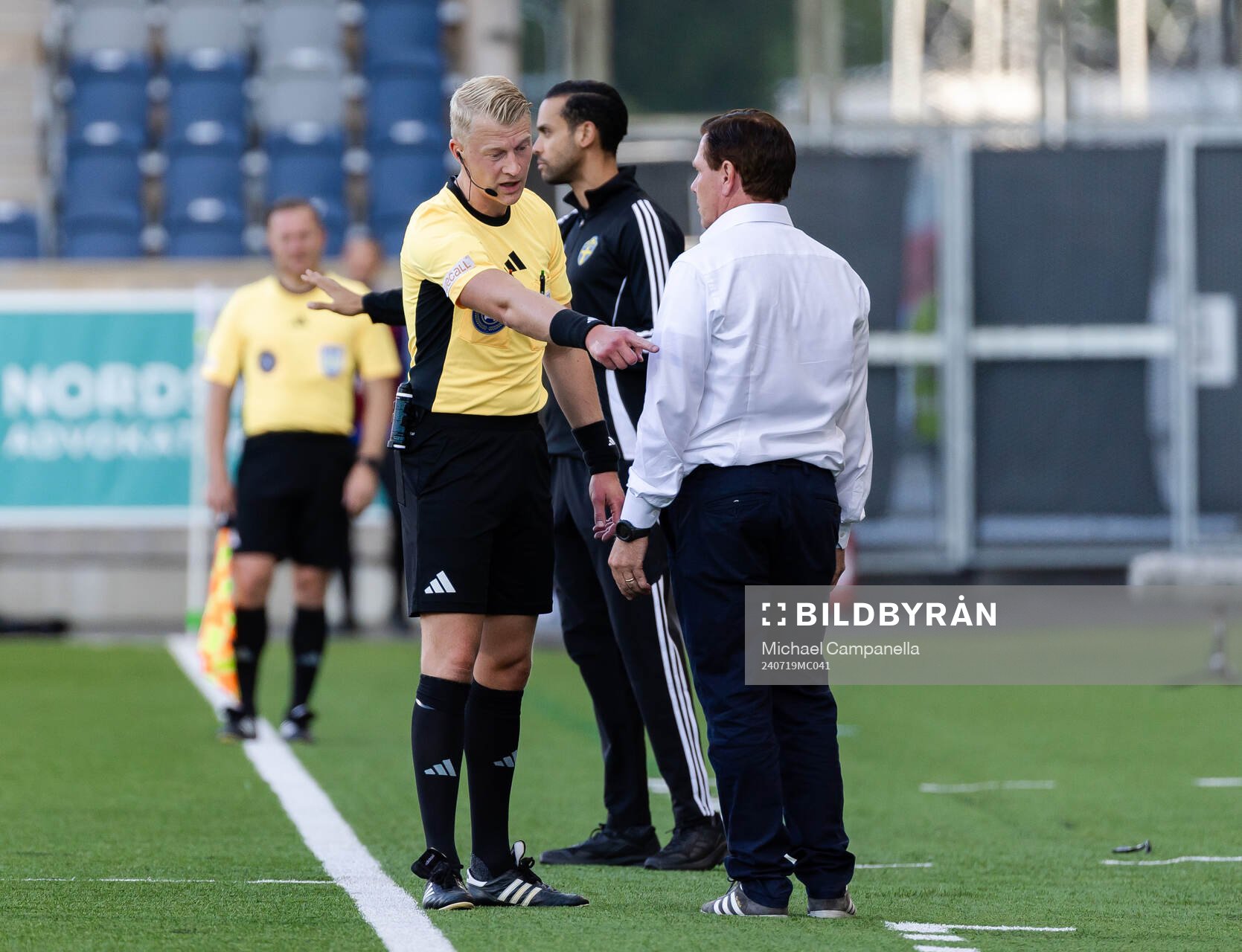 Domare Adam Ladebäck och Sirius tränare Christer Mattiasson under fotbollsmatchen i Allsvenskan mellan Sirius och Malmö FF den 19 juli 2024 i Uppsala.