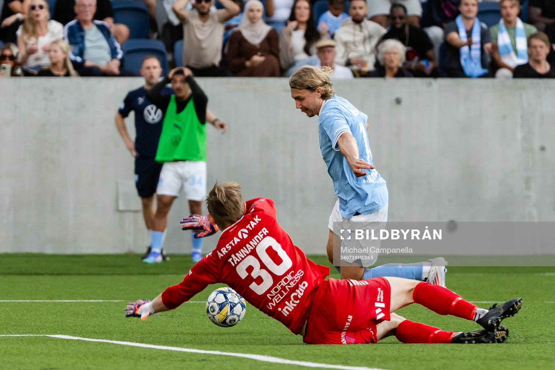 Malmö FFs Sebastian Nanasi och Sirius målvakt Jakob