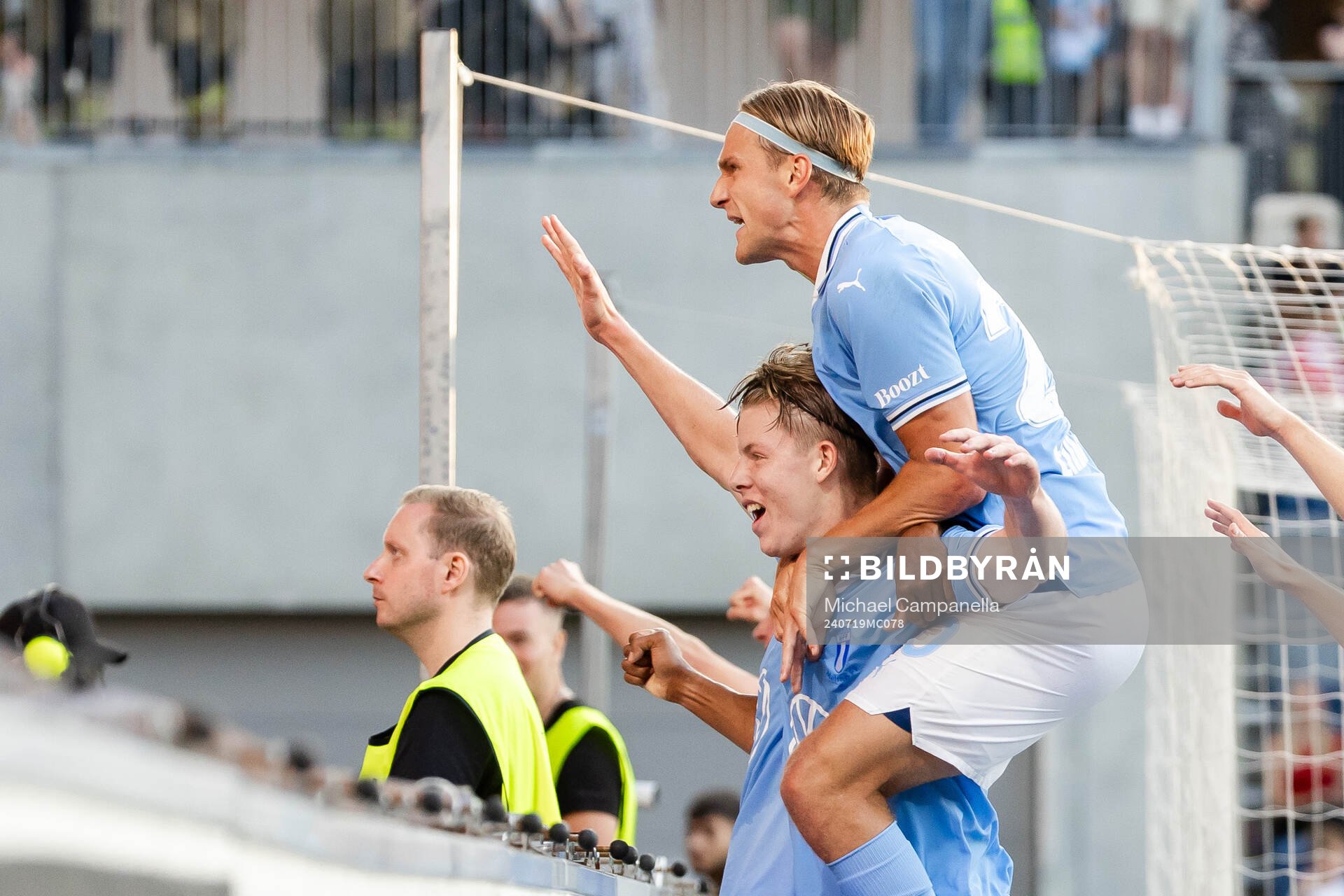 Malmö FFs Nils Zätterström och Erik Botheim jublar efter 3-4 under fotbollsmatchen i Allsvenskan mellan Sirius och Malmö FF den 19 juli 2024 i Uppsala.
