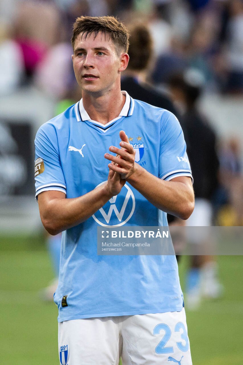 Malmö FFs Lasse Berg Johnsen tackar publiken