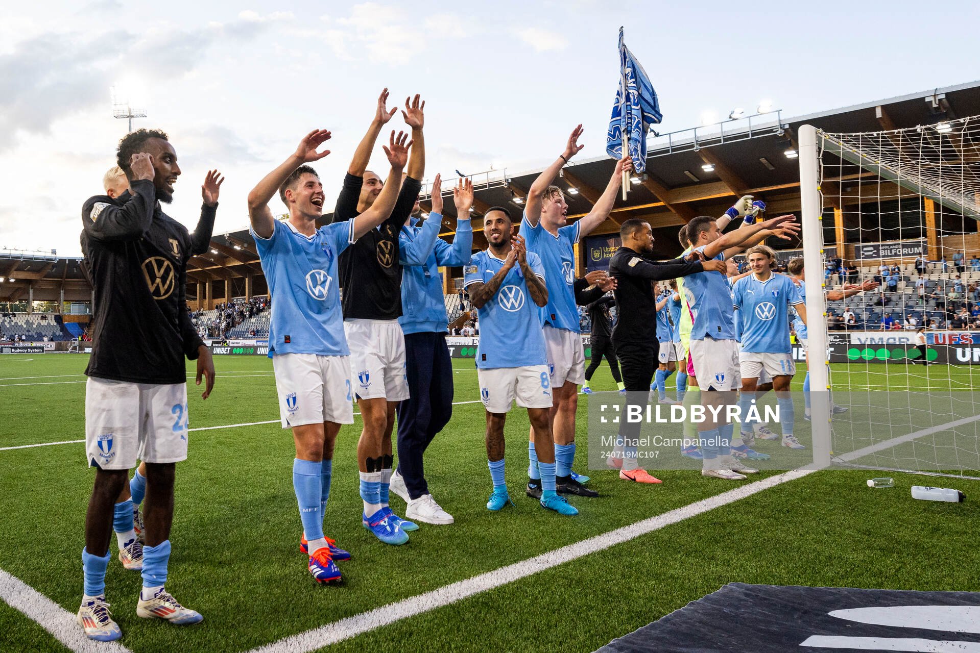 Malmö FFs spelarna tackar publiken