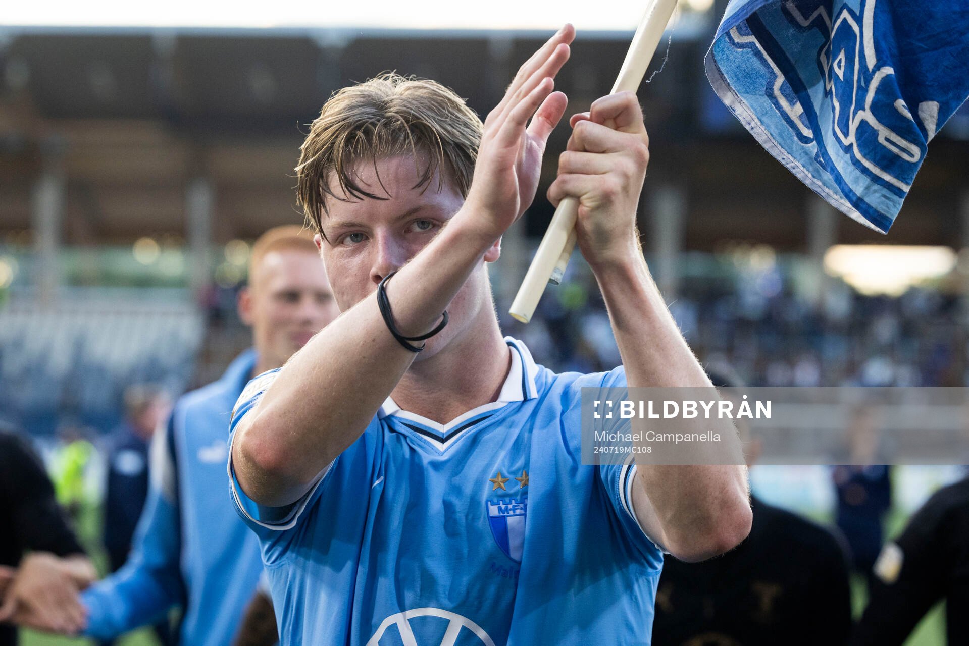 Malmö FFs Nils Zätterström tackar publiken