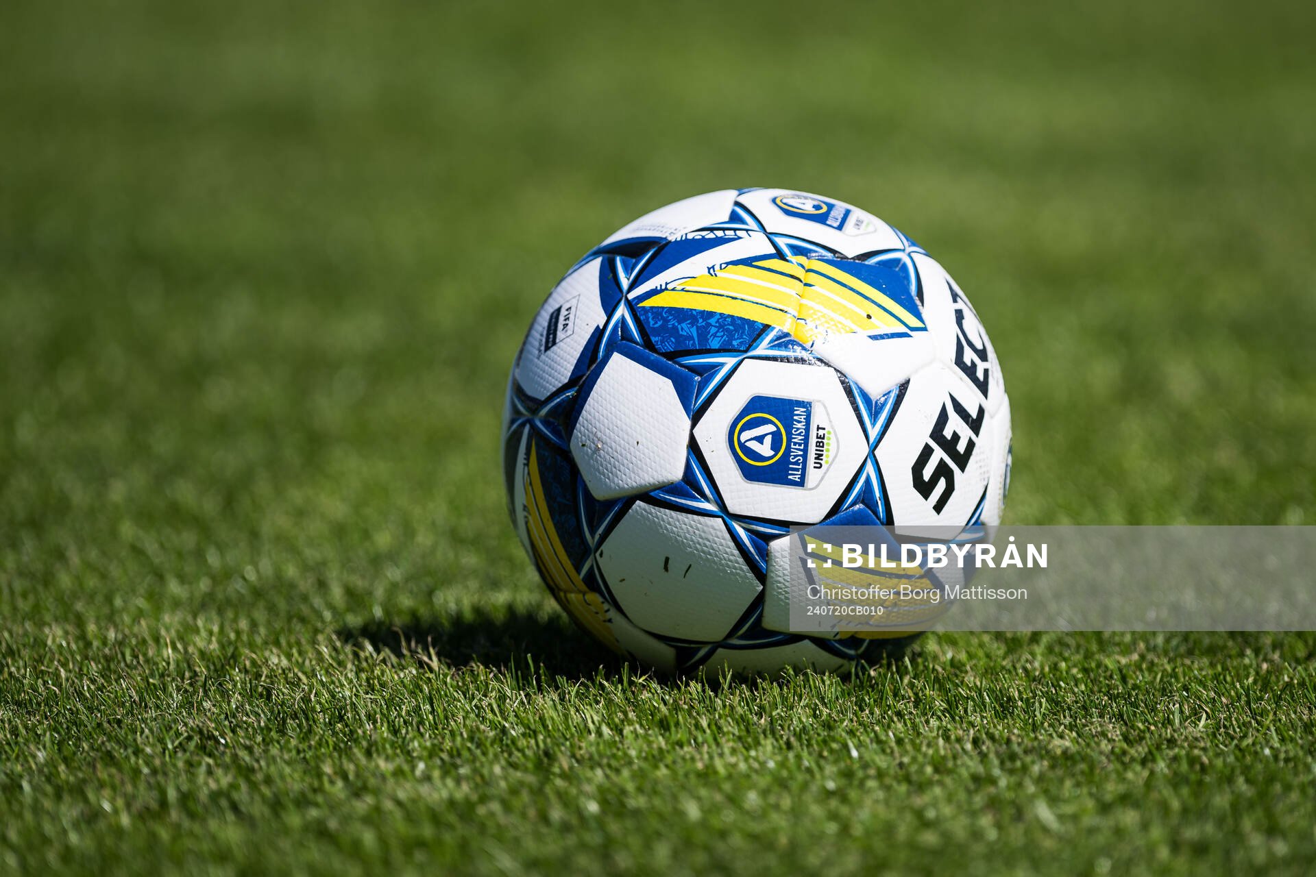En fotboll på gräsmattan