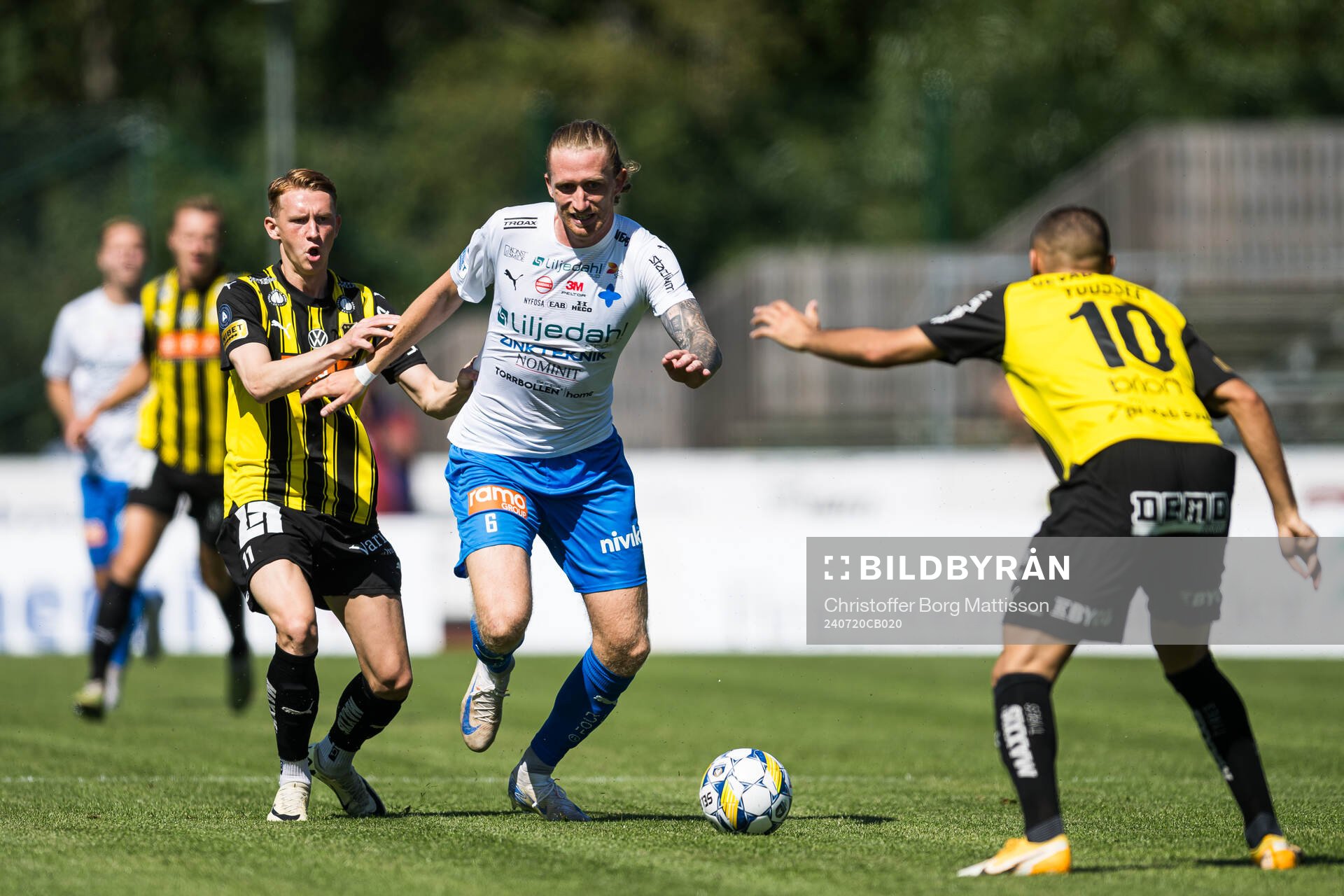 Häckens Julius Lindberg och Värnamos Hampus Näsström under fotbollsmatchen i Allsvenskan mellan Värnamo och Häcken den 20 juli 2024 i Värnamo.