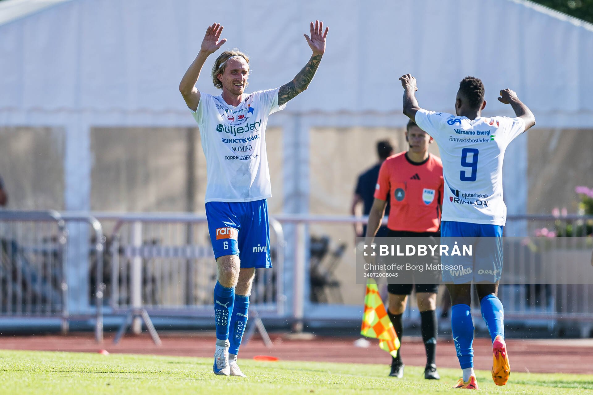 Värnamos Hampus Näsström och Johnbosco Samuel Kalu jublar