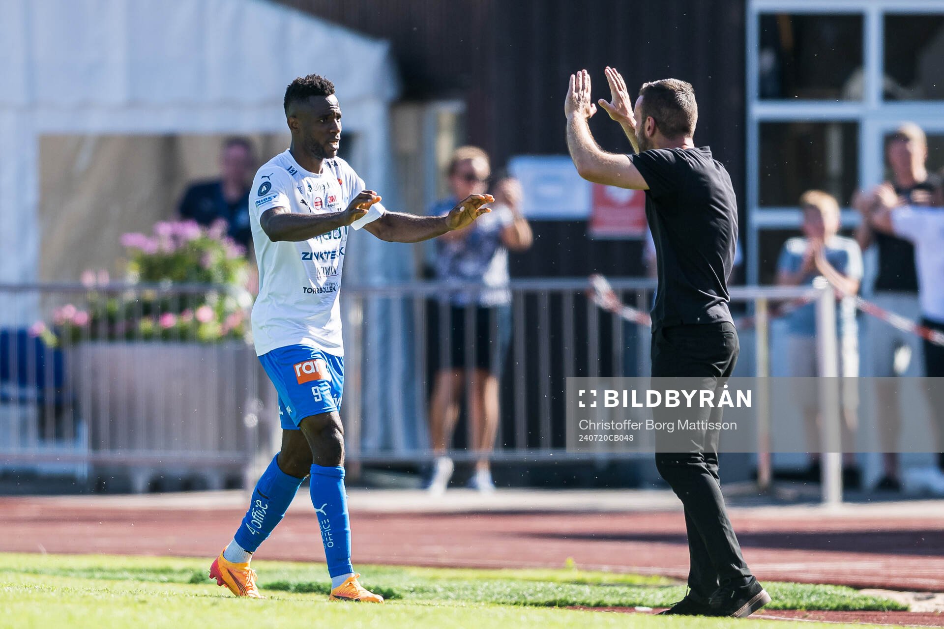 Värnamos Johnbosco Samuel Kalu och tränare Anes Mravac