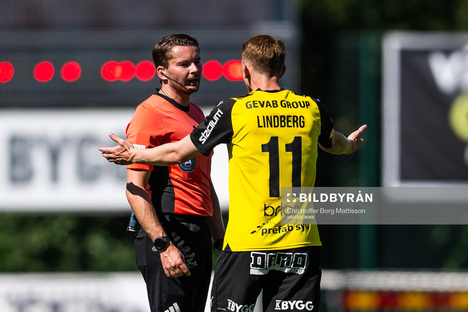 Domare Joakim Östling i samtal med Häckens Julius Lindberg under fotbollsmatchen i Allsvenskan mellan Värnamo och Häcken den 20 juli 2024 i Värnamo.