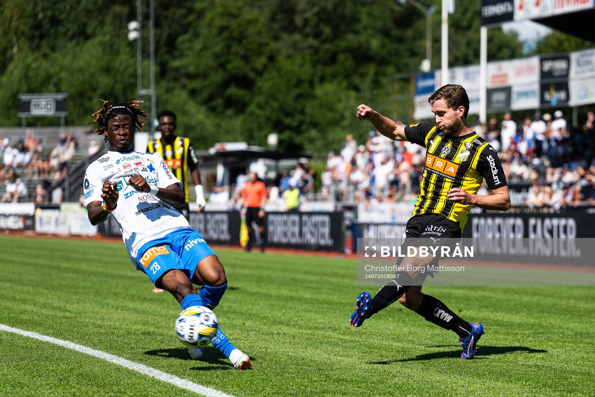 Värnamos Frank Junior Adjei och Häckens Adam Lundkvist