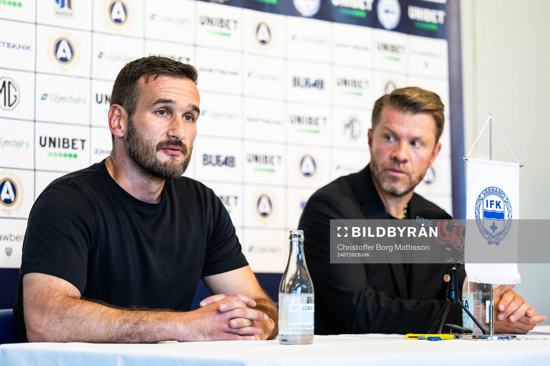 Värnamos tränare Anes Mravac och Häckens tränare Pål Arne Johansen vid en presskonferens efter fotbollsmatchen i Allsvenskan mellan Värnamo och Häcken den 20 juli 2024 i Värnamo.