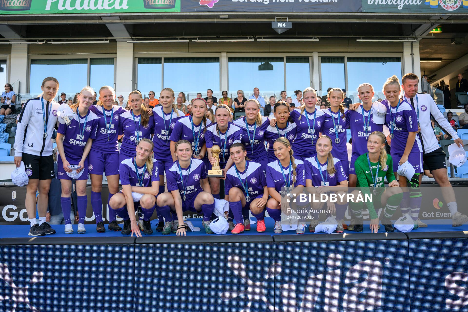 Jitex spelare tar emot silverpokalen