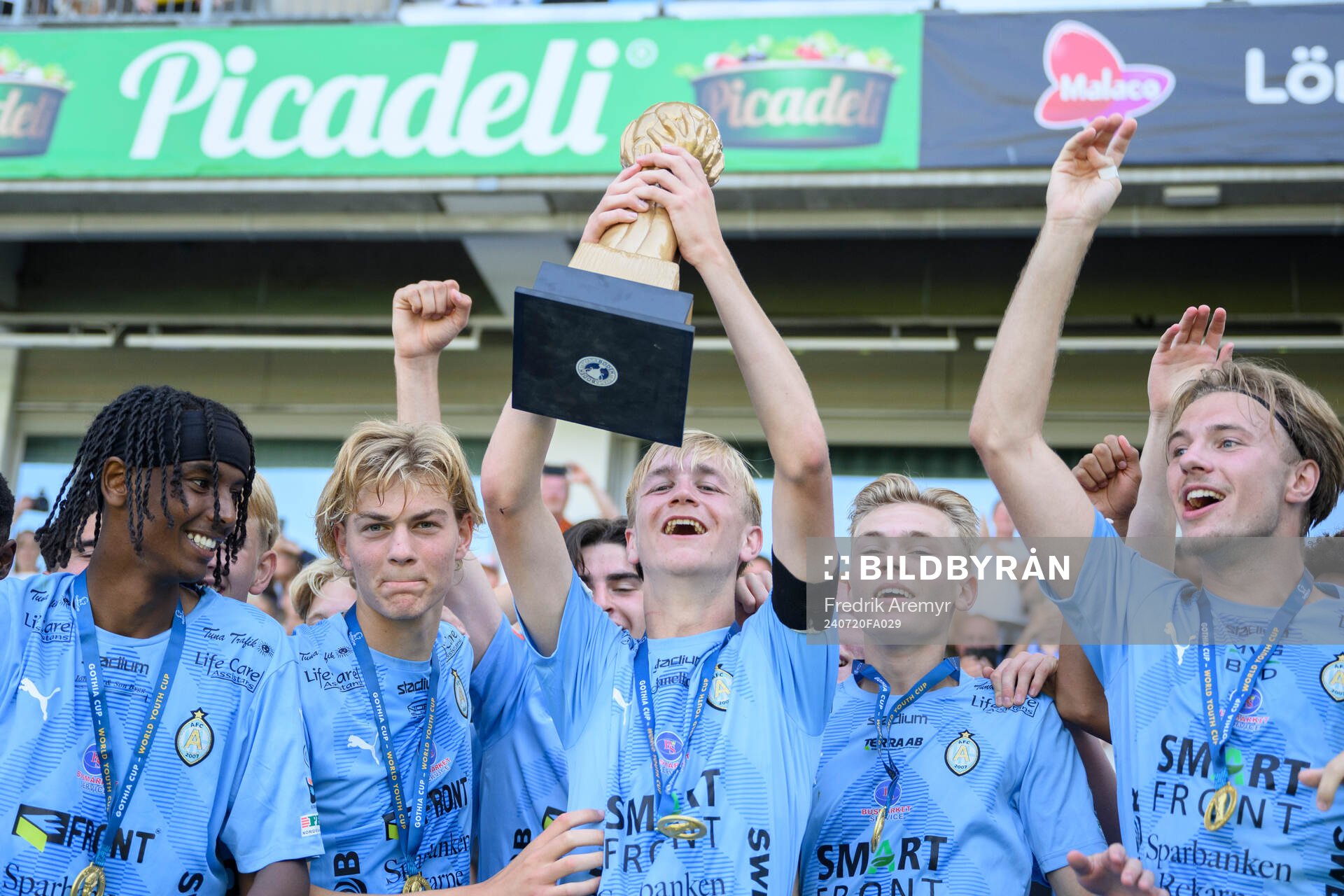 Eskilstunas spelare jublar efter B17 finalen mellan Swindon Town FITC Red och AFC Eskilstuna i Gothia Cup den 20 juli 2024 i Göteborg. 