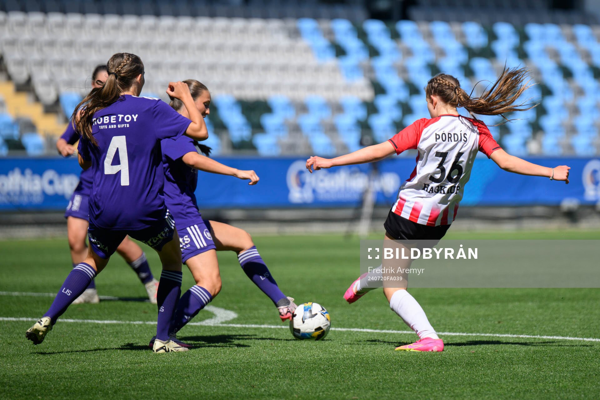 En duell i G16 finalen mellan Throttur och Lerums IS under finalerna i Gothia Cup den 20 juli 2024 i Göteborg. 