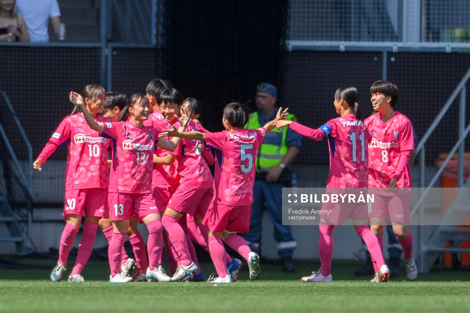 Cerezo Osakas spelare jublar