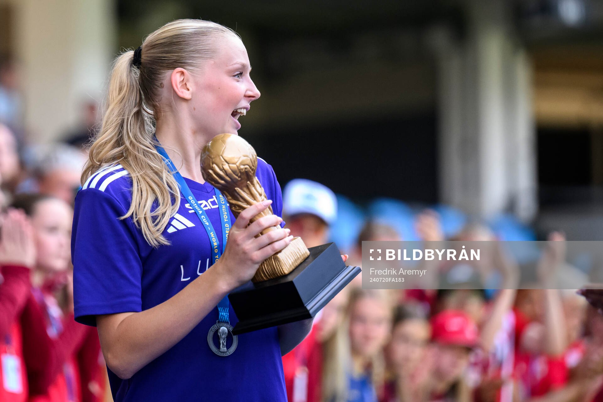 Lerums spelare tar emot silverpokalen
