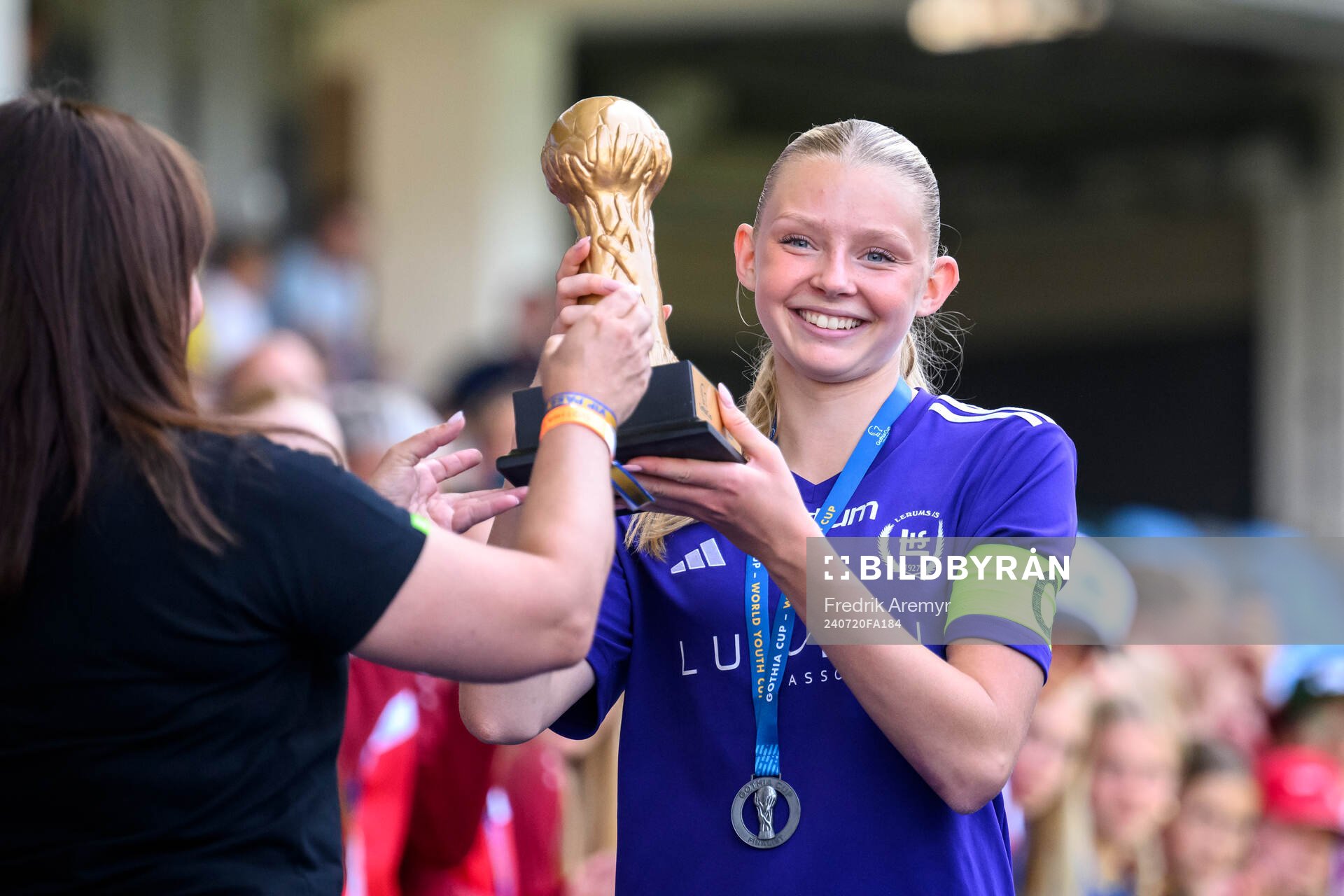 Lerums spelare tar emot silverpokalen