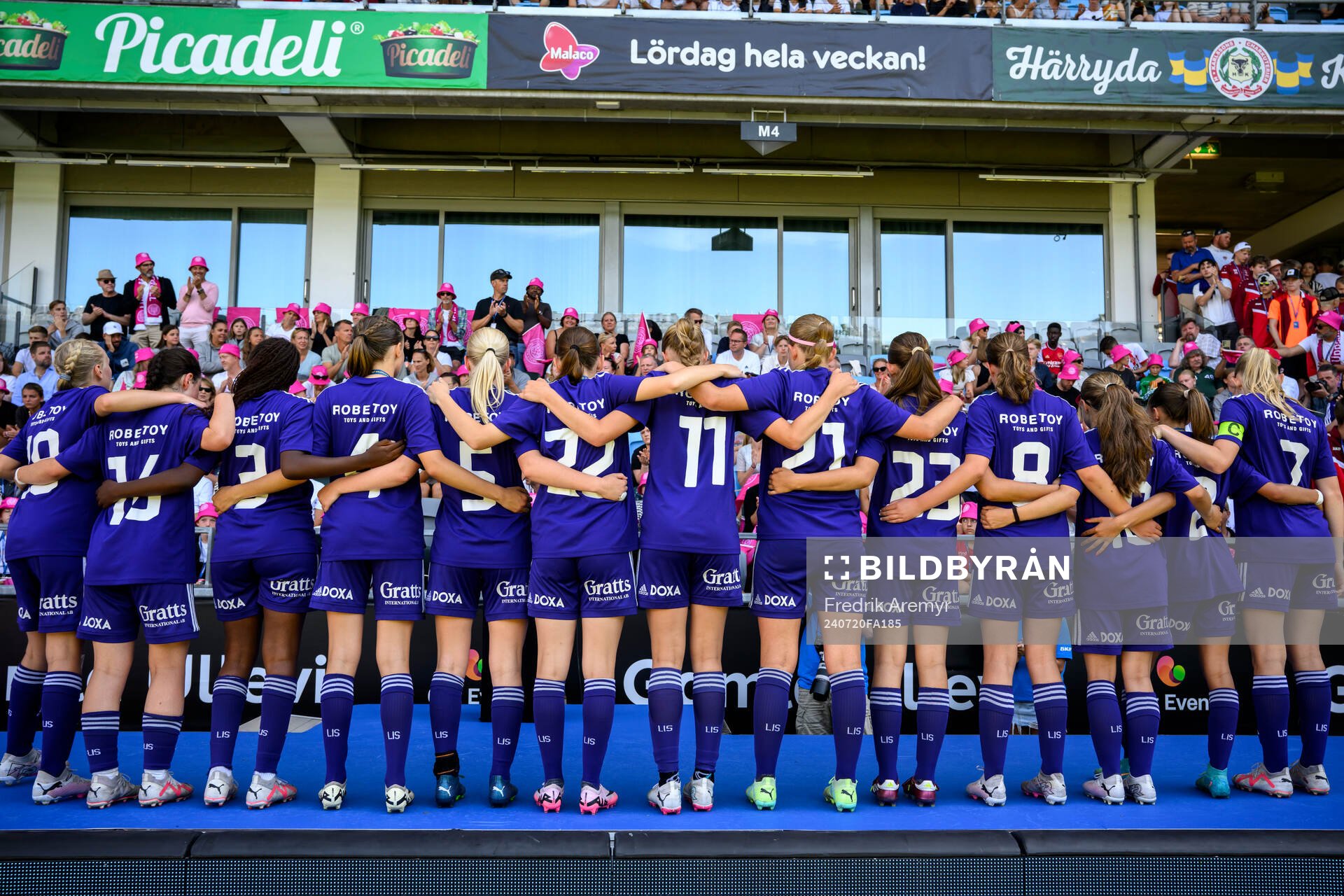 Lerums spelare tar emot silverpokalen