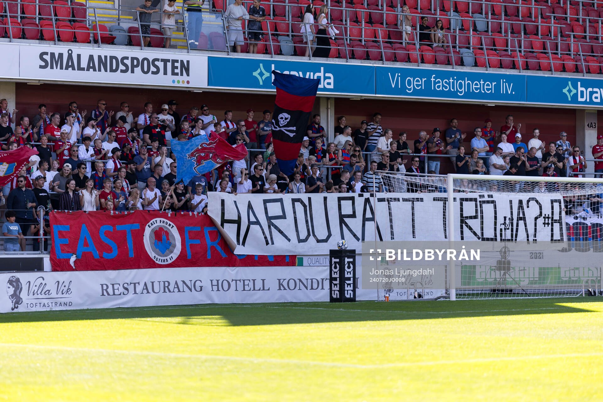 Östers supportrar med banderoll