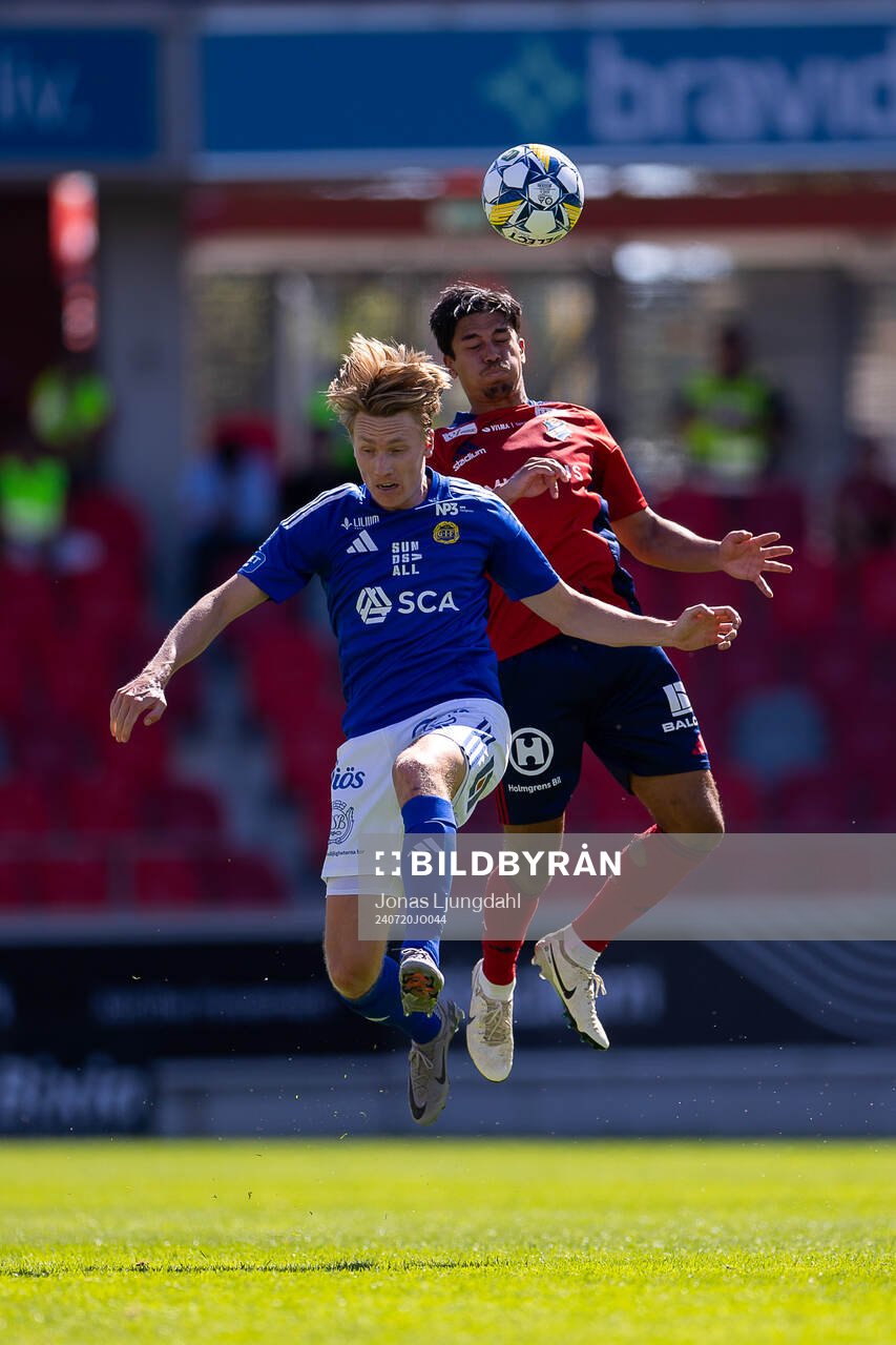 GIF Sundsvalls Marcus Burman och Östers Lukas Bergquist under fotbollsmatchen i Superettan mellan Öster och GIF Sundsvall den 20 juli 2024 i Växjö.