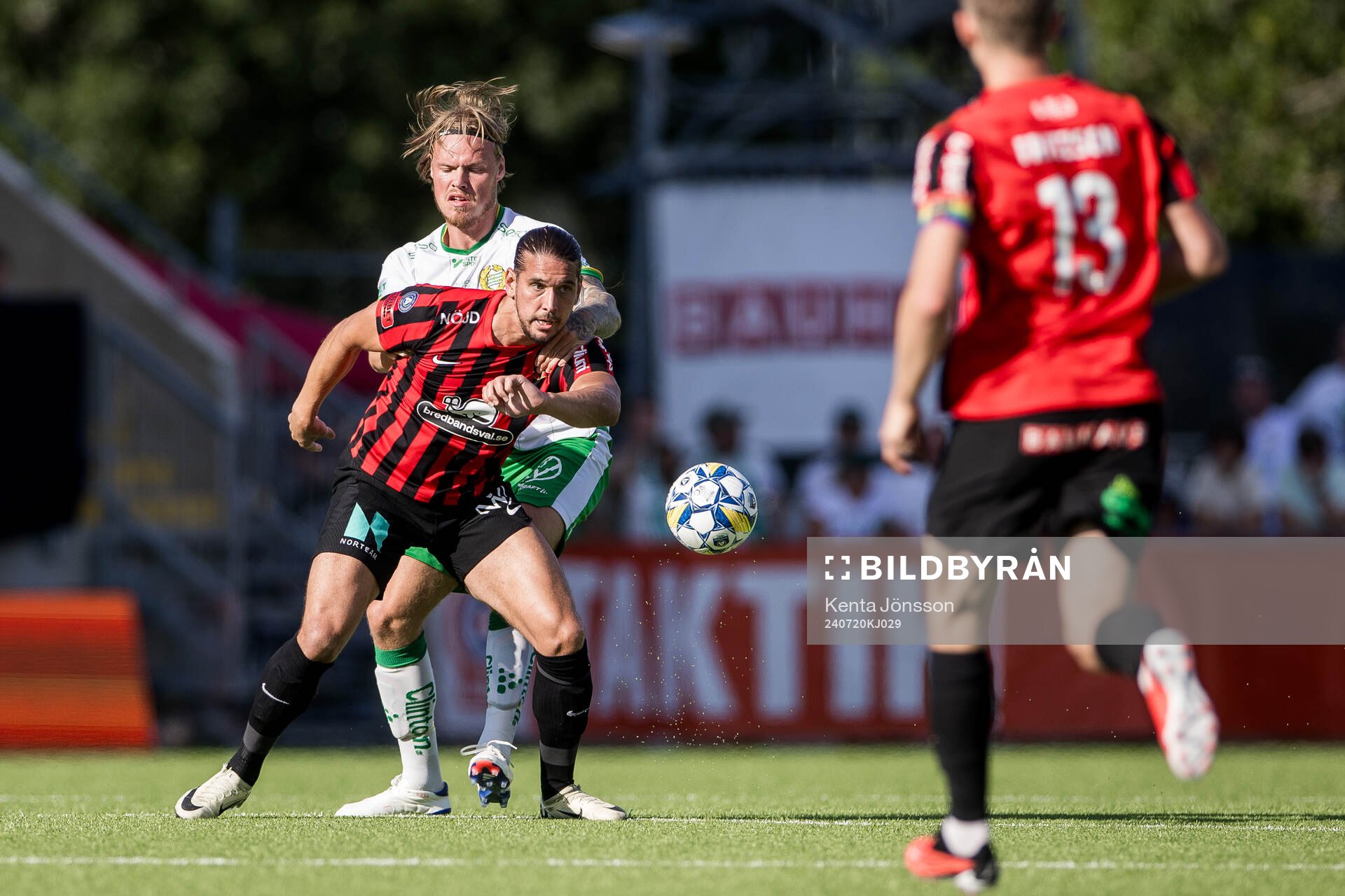 Hammarbys Victor Eriksson och Brommapojkarnas Nikola Vasic