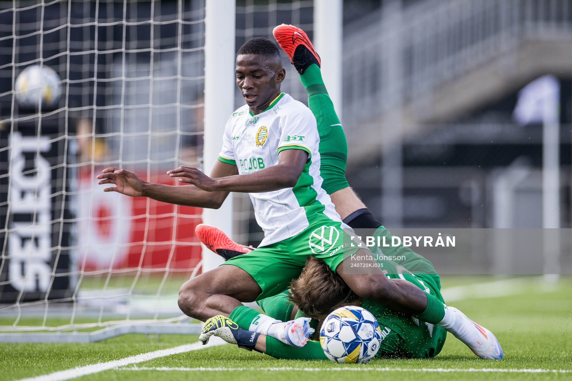 Hammarbys Bouzomana Toure och Brommapojkarnas målvakt