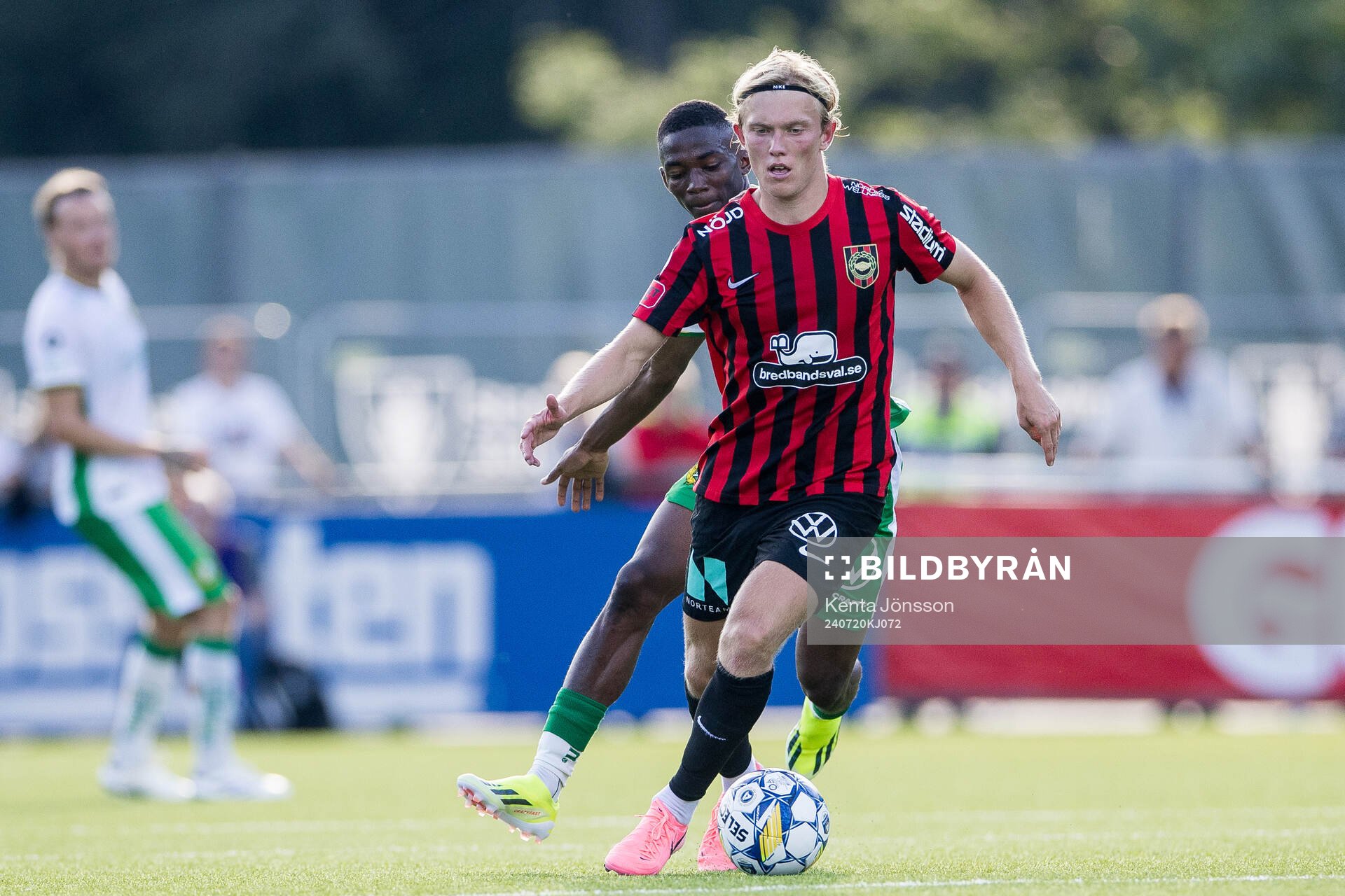 Brommapojkarnas Alexander Jensen och Hammarbys Bouzomana