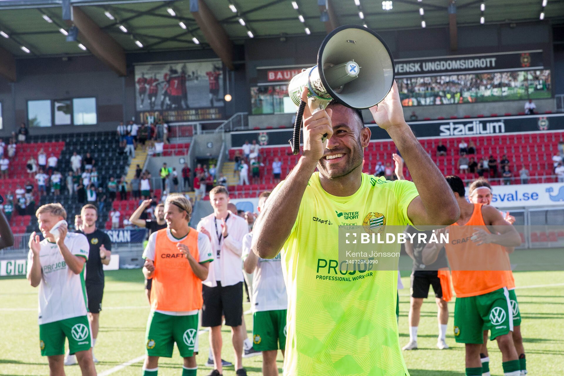 Hammarbys målvakt Warner Hahn jublar efter fotbollsmatchen i Allsvenskan mellan Brommapojkarna och Hammarby den 20 juli 2024 i Stockholm.