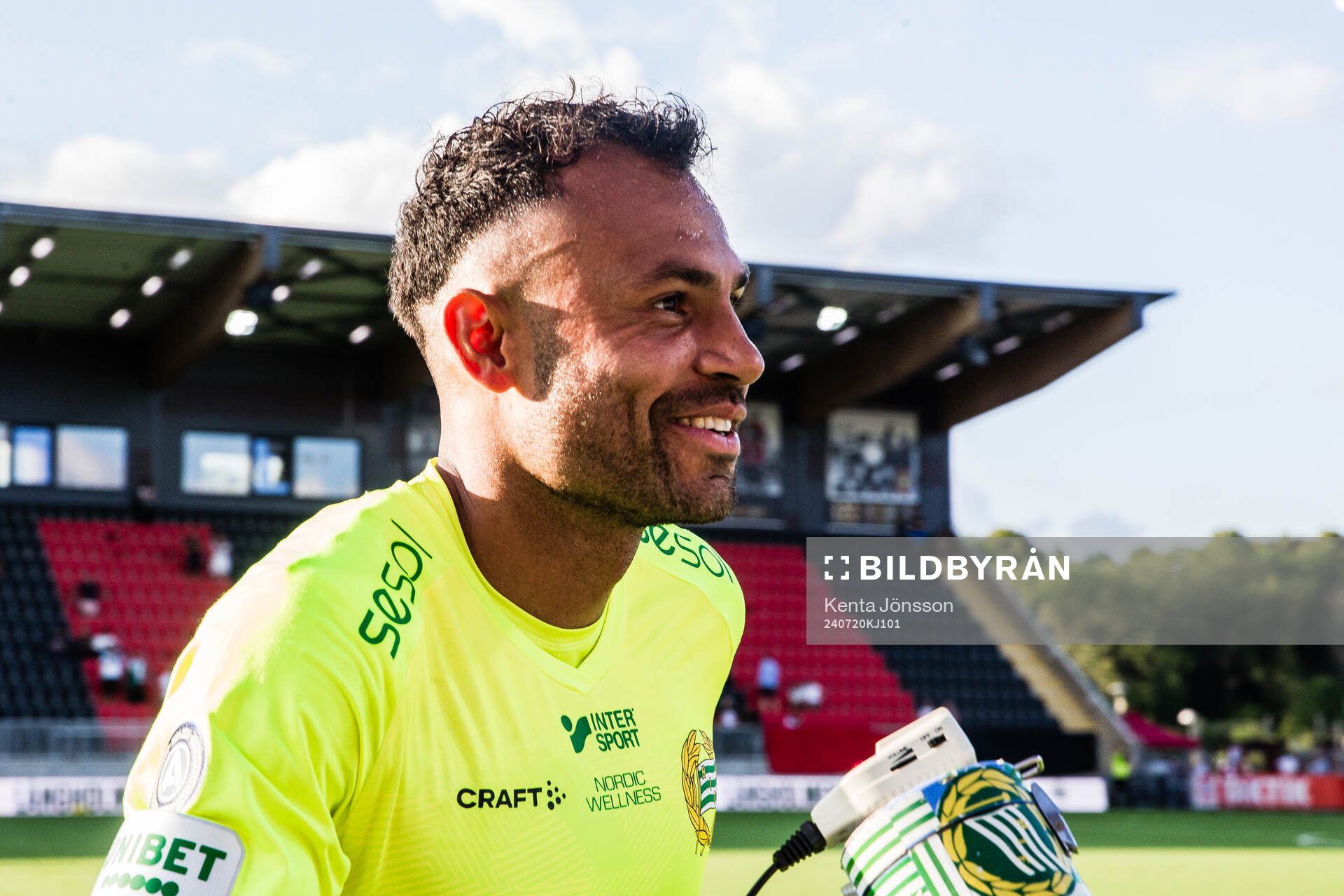 Hammarbys målvakt Warner Hahn jublar efter fotbollsmatchen i Allsvenskan mellan Brommapojkarna och Hammarby den 20 juli 2024 i Stockholm.