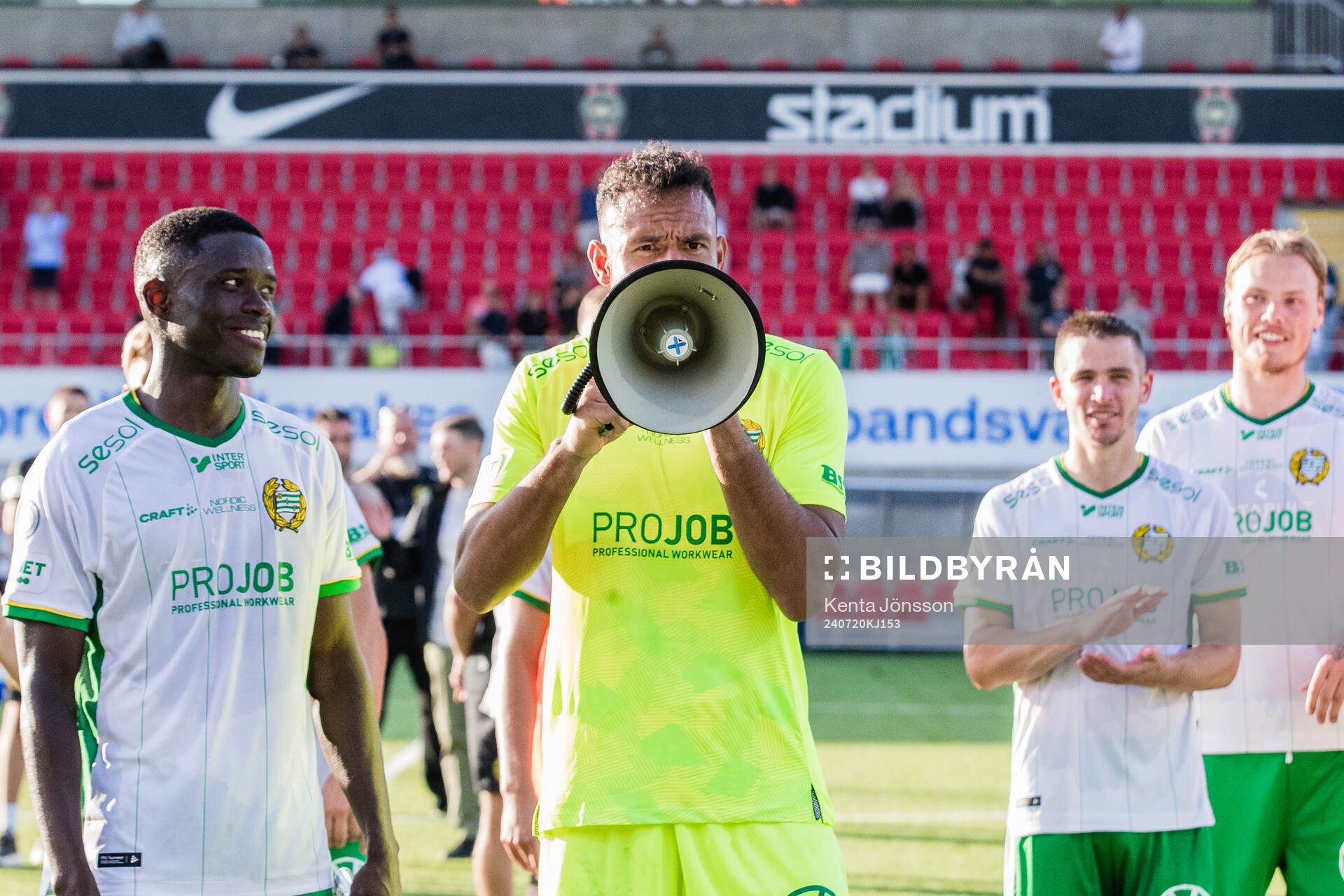 Hammarbys Ibrahima Breze Fofana och målvakt Warner Hahn jublar efter fotbollsmatchen i Allsvenskan mellan Brommapojkarna och Hammarby den 20 juli 2024 i Stockholm.