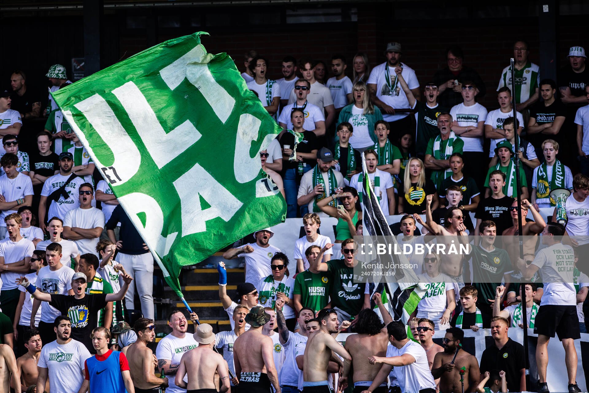 Hammarbys supportrar med en flagga