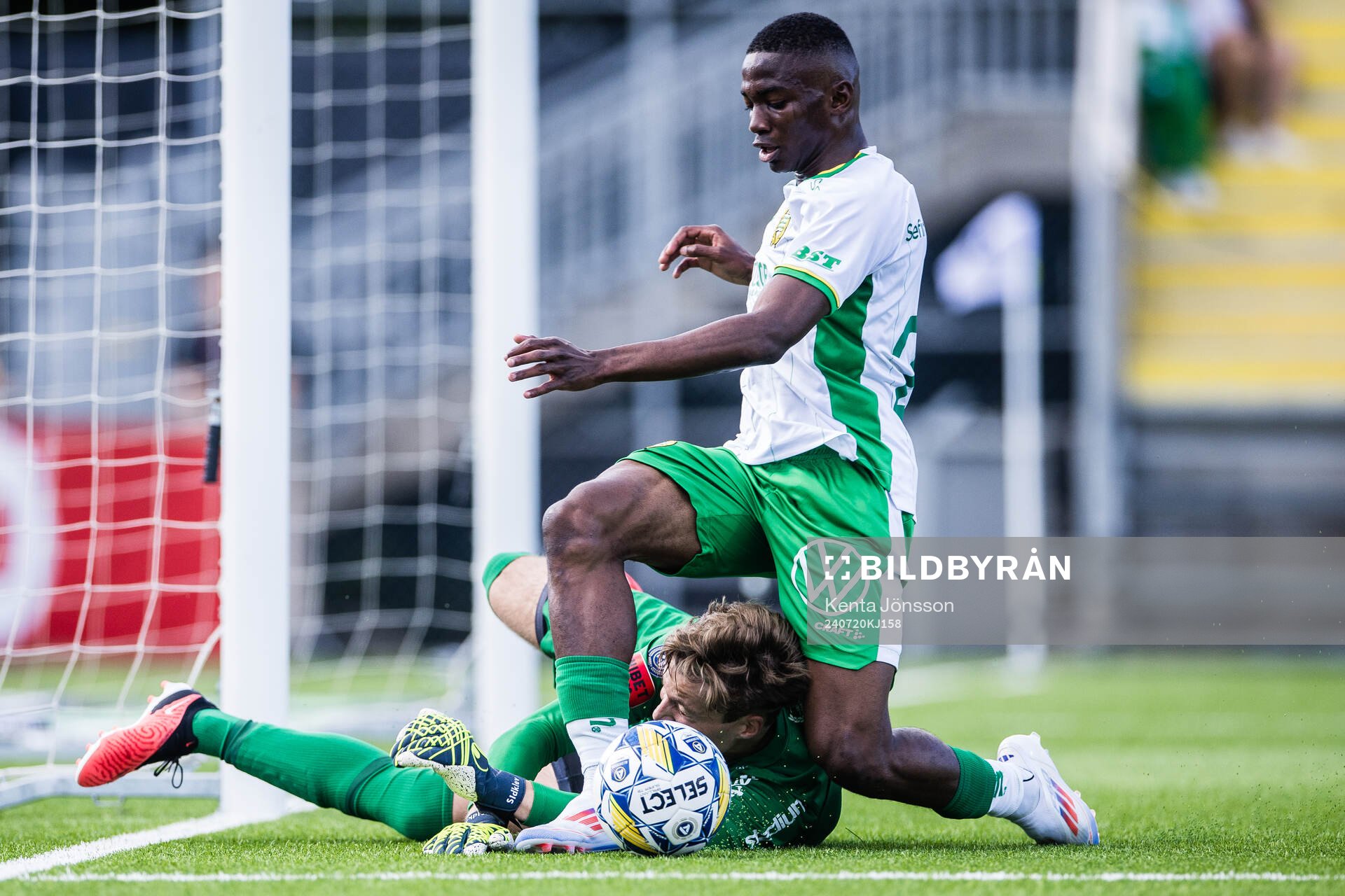 Hammarbys Bazoumana Touré och Brommapojkarnas målvakt