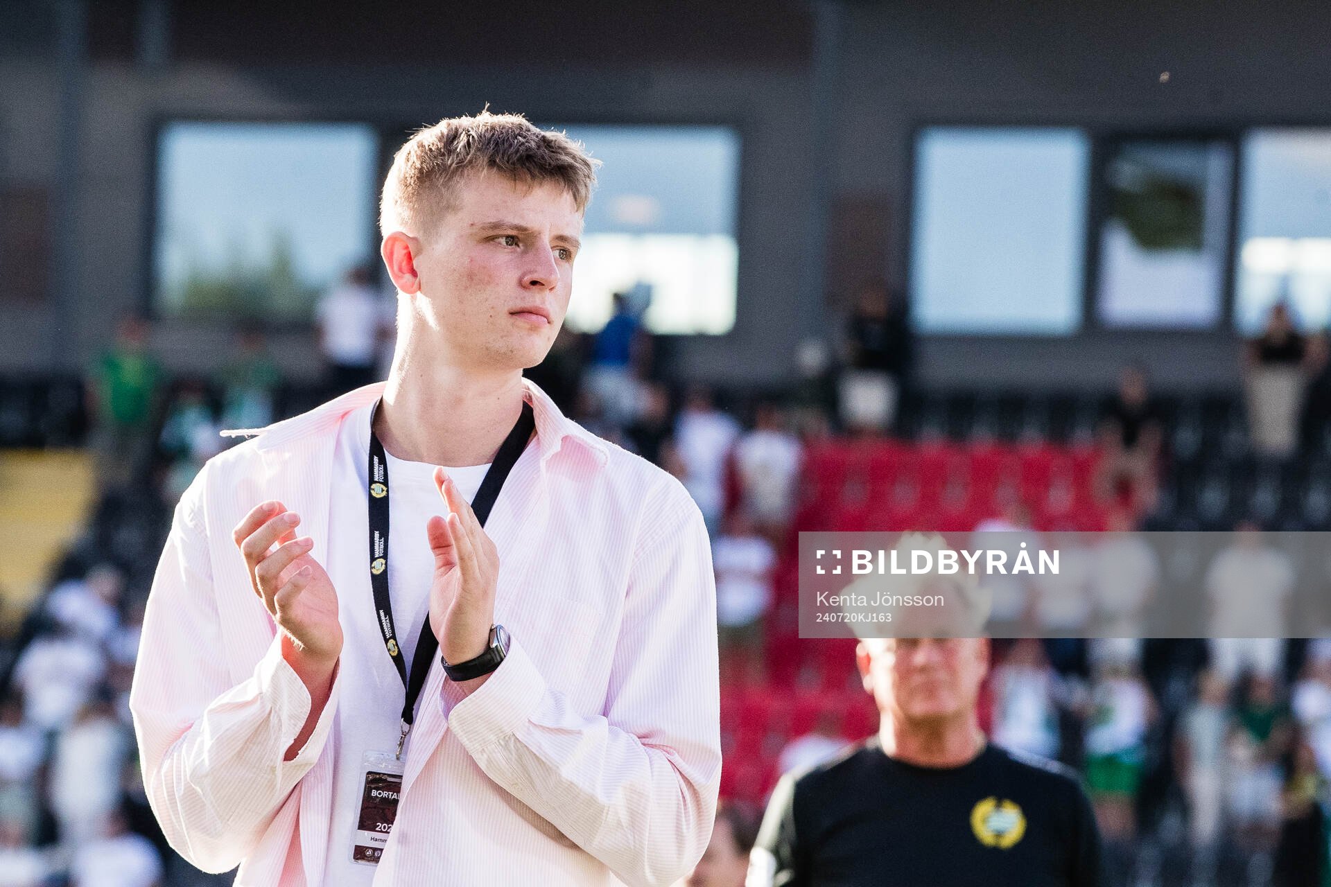 Hammarbys Frederik Winther applåderar publiken efter fotbollsmatchen i Allsvenskan mellan Brommapojkarna och Hammarby den 20 juli 2024 i Stockholm.