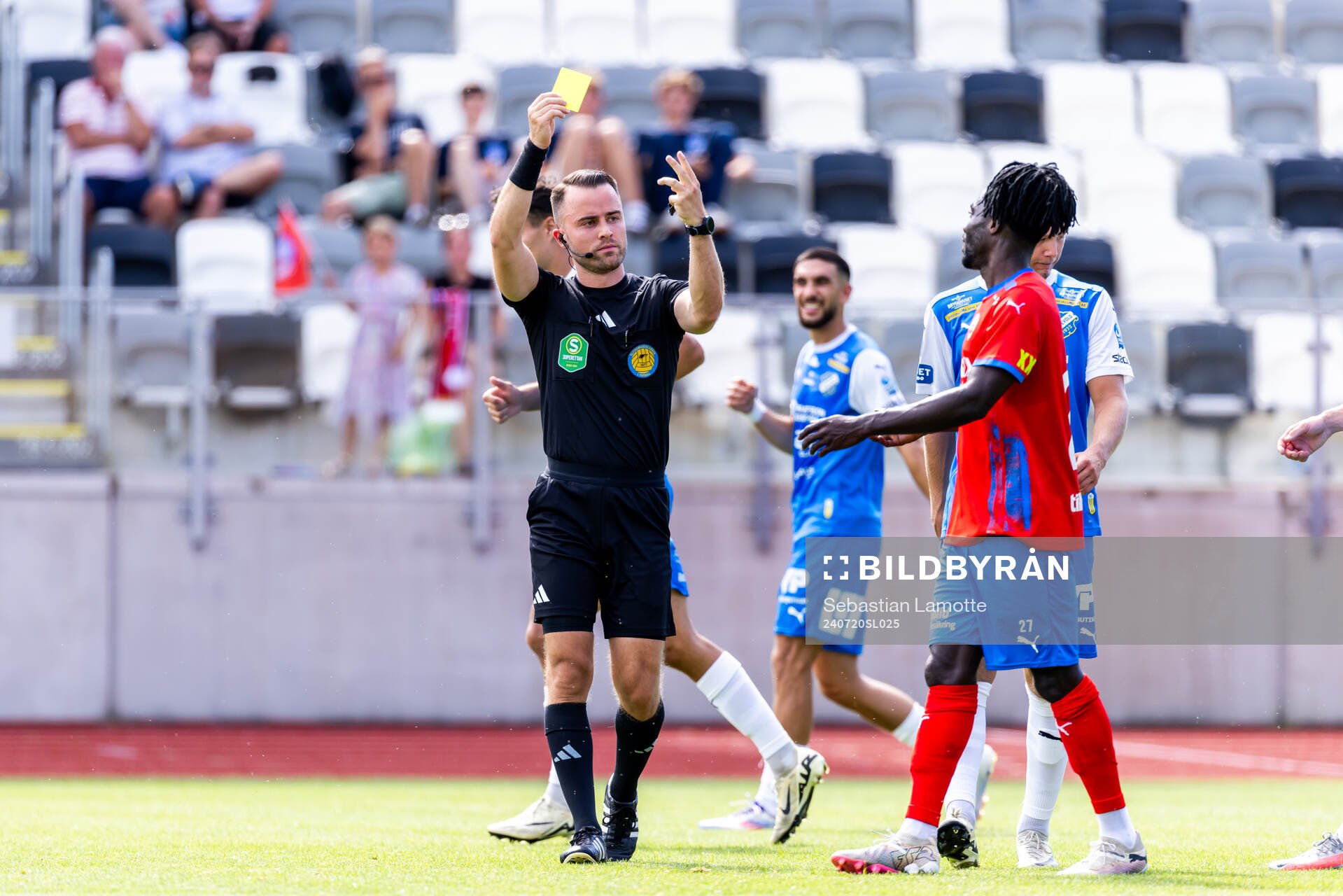 Domare Jasmin Svraka ger gult kort till Helsingborgs