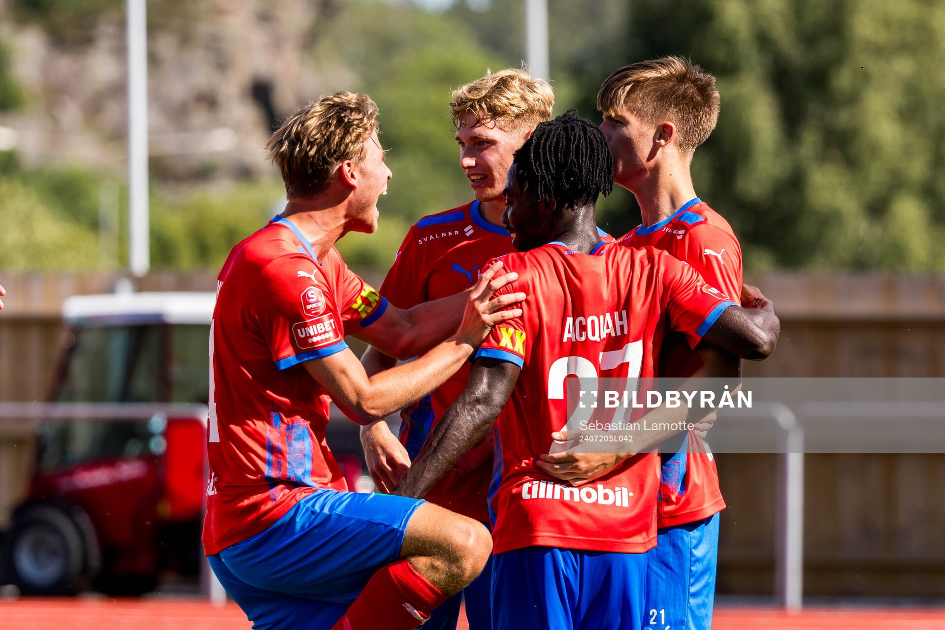 Helsingborgs Adrian Svanbäck jublar med lagkamrater