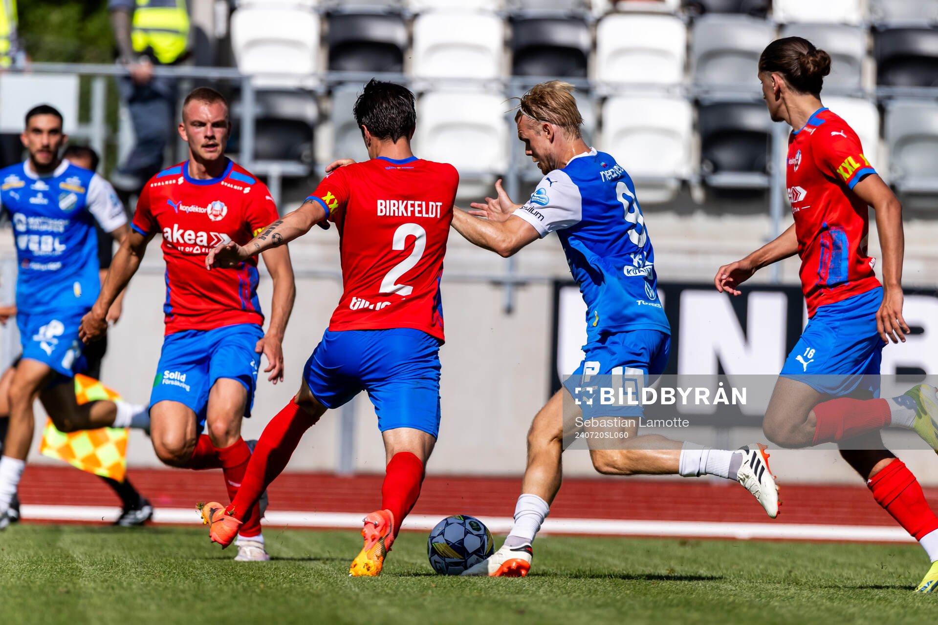 IK Oddevolds Linus Tornblad och Helsingborgs Jon Birkfeldt under fotbollsmatchen i Superettan mellan IK Oddevold och Helsingborg den 20 juli 2024 i Uddevalla. 
