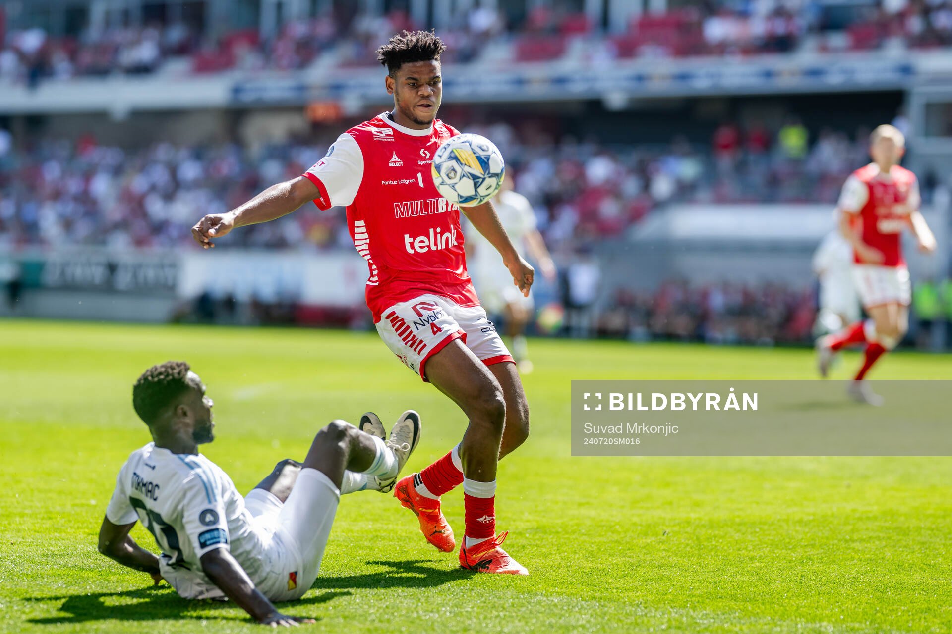 Djurgårdens Tokmac Nguen och Kalmars Vince Osuji