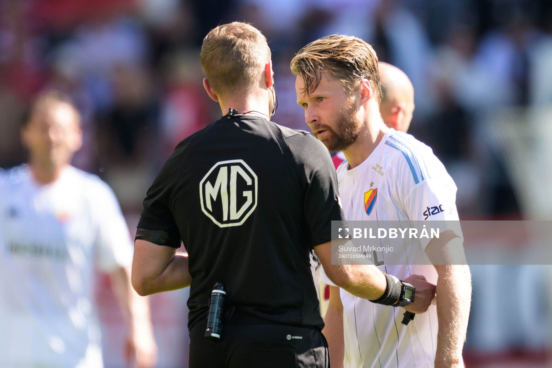 Domare Richard Sundell och Djurgårdens Jacob Larsson