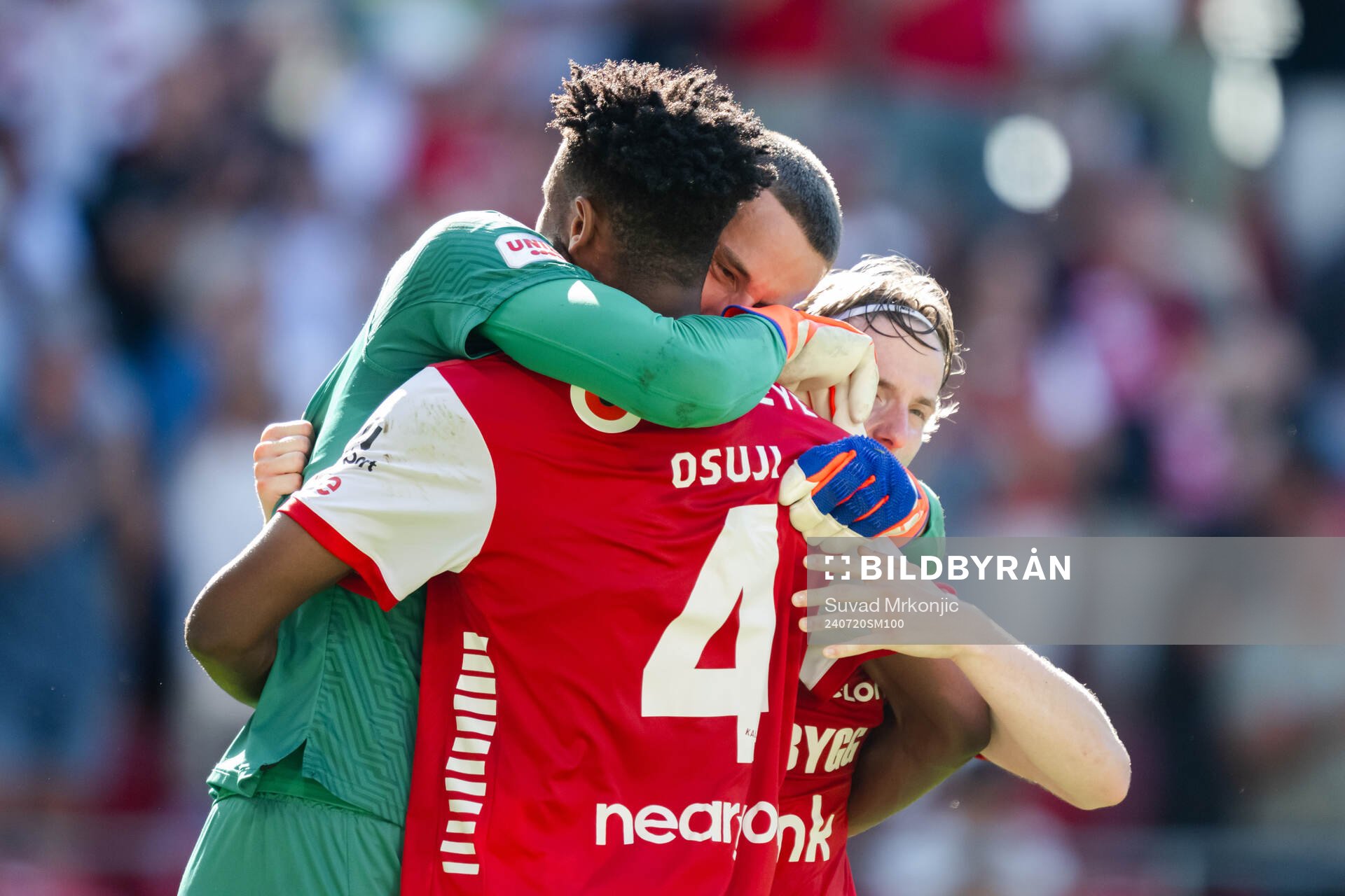 Kalmars målvakt Samuel Brolin och Vince Osuji jublar